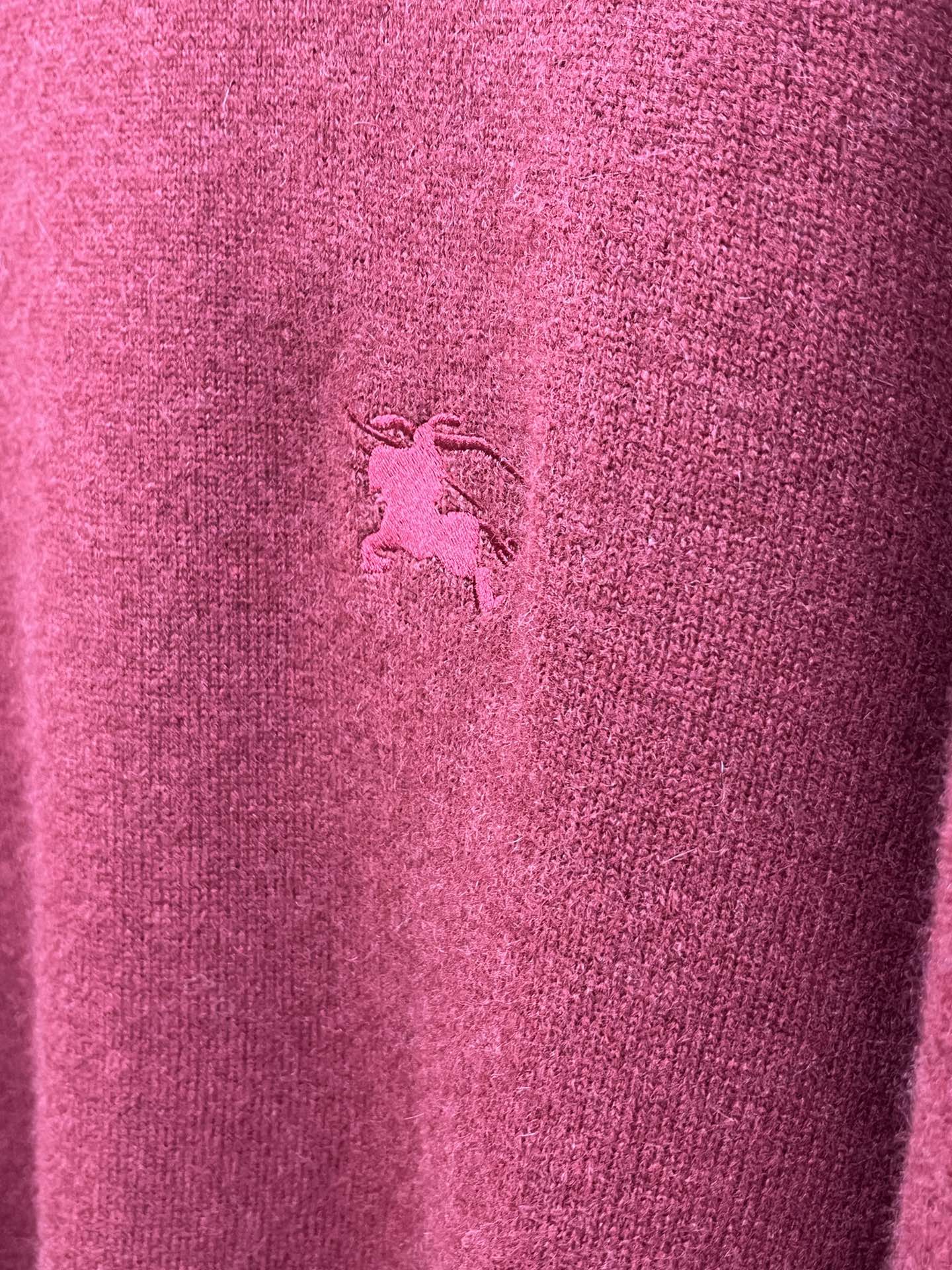 秋冬 BBR 采用羊绒羊毛混纺纱线，保暖性佳，蓬松柔软，加倍呵护肌肤，给你轻如无物的穿着感体验。高品质天