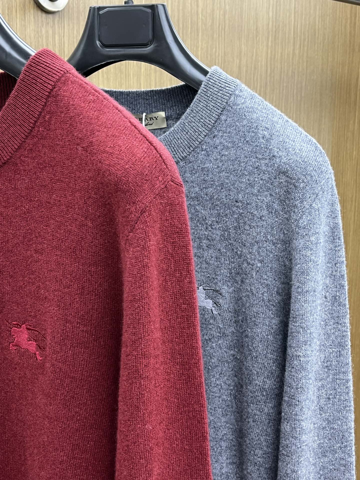 秋冬 BBR 采用羊绒羊毛混纺纱线，保暖性佳，蓬松柔软，加倍呵护肌肤，给你轻如无物的穿着感体验。高品质天