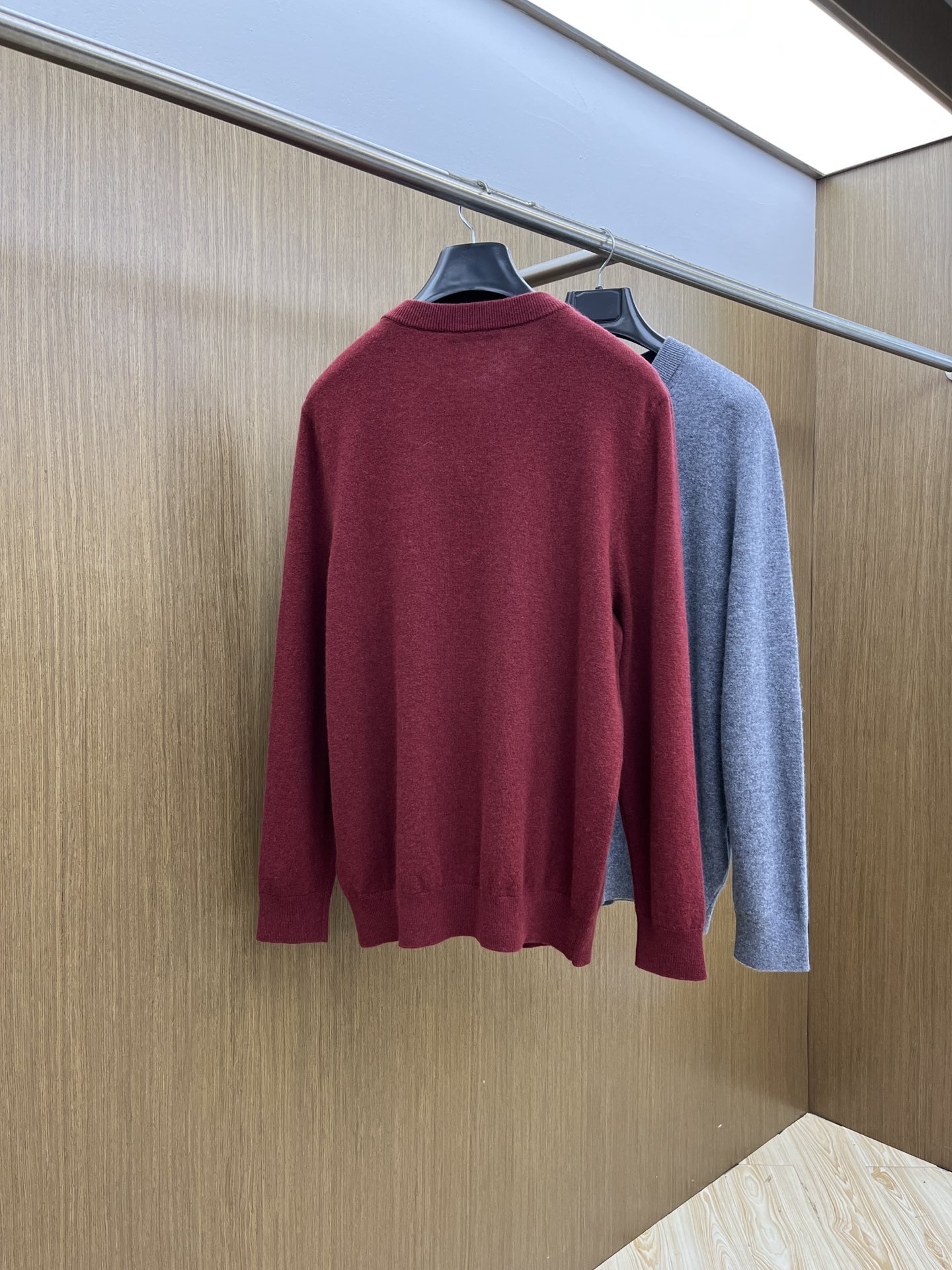 秋冬 BBR 采用羊绒羊毛混纺纱线，保暖性佳，蓬松柔软，加倍呵护肌肤，给你轻如无物的穿着感体验。高品质天