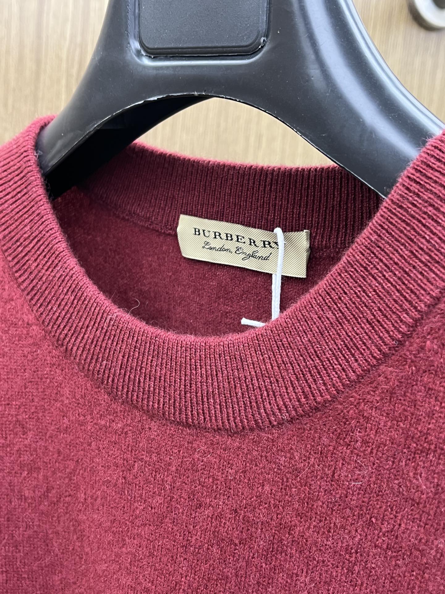 秋冬 BBR 采用羊绒羊毛混纺纱线，保暖性佳，蓬松柔软，加倍呵护肌肤，给你轻如无物的穿着感体验。高品质天