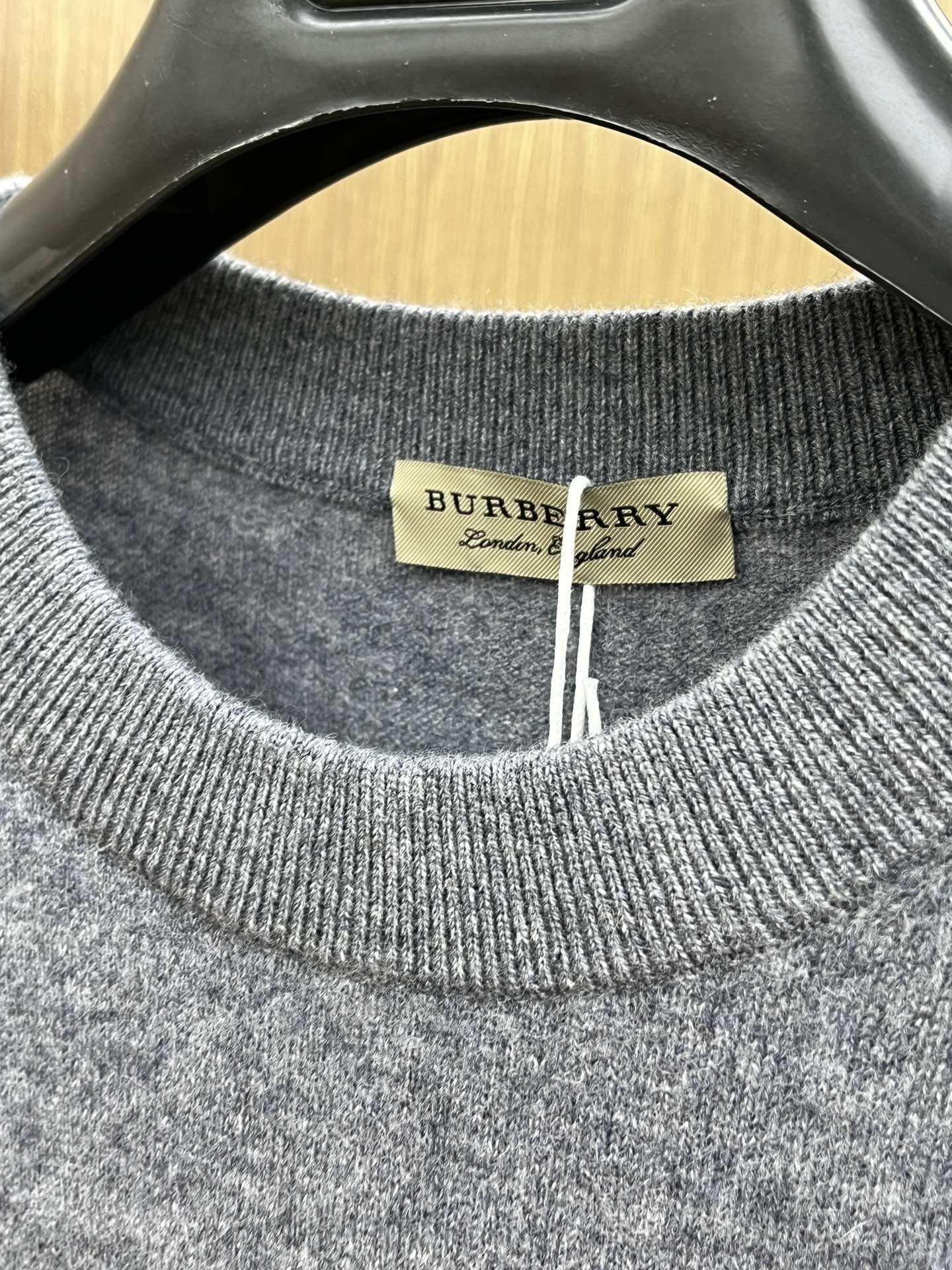 秋冬 BBR 采用羊绒羊毛混纺纱线，保暖性佳，蓬松柔软，加倍呵护肌肤，给你轻如无物的穿着感体验。高品质天