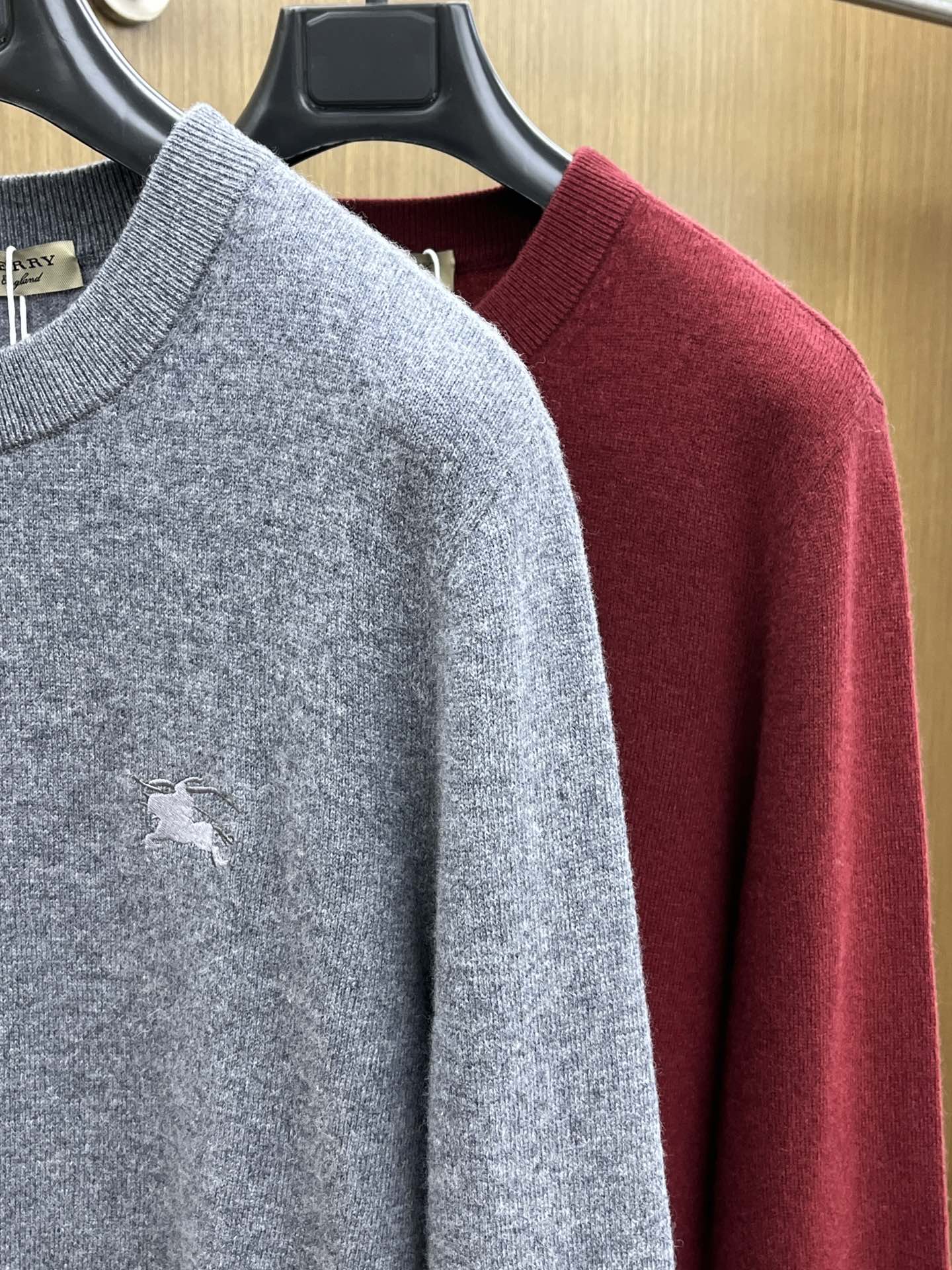 秋冬 BBR 采用羊绒羊毛混纺纱线，保暖性佳，蓬松柔软，加倍呵护肌肤，给你轻如无物的穿着感体验。高品质天