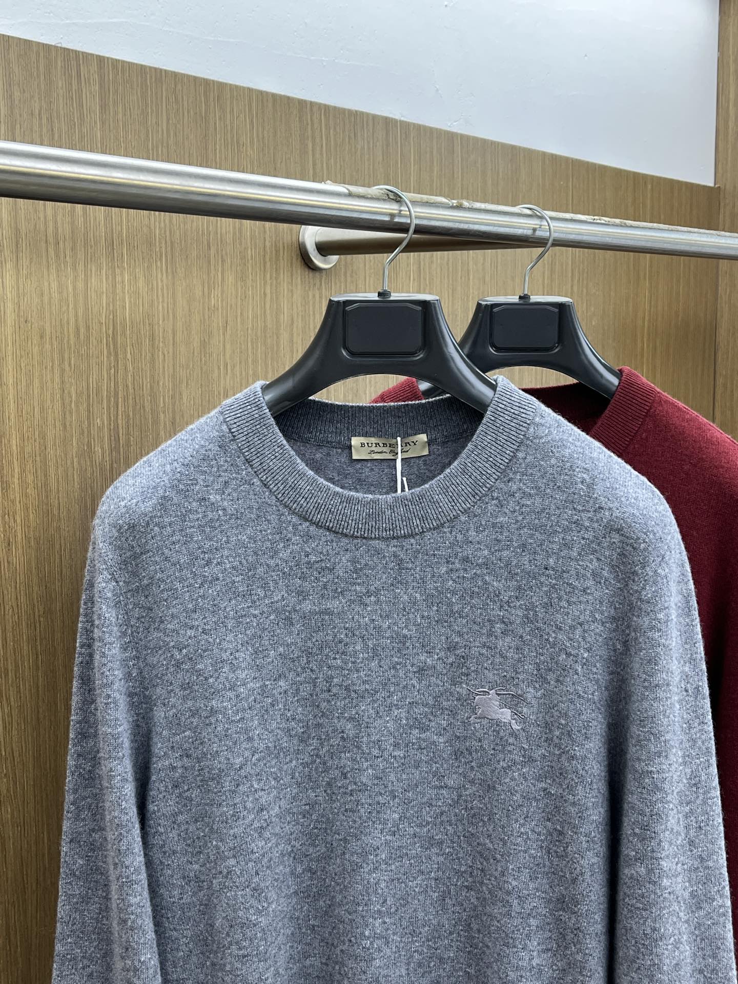 秋冬 BBR 采用羊绒羊毛混纺纱线，保暖性佳，蓬松柔软，加倍呵护肌肤，给你轻如无物的穿着感体验。高品质天