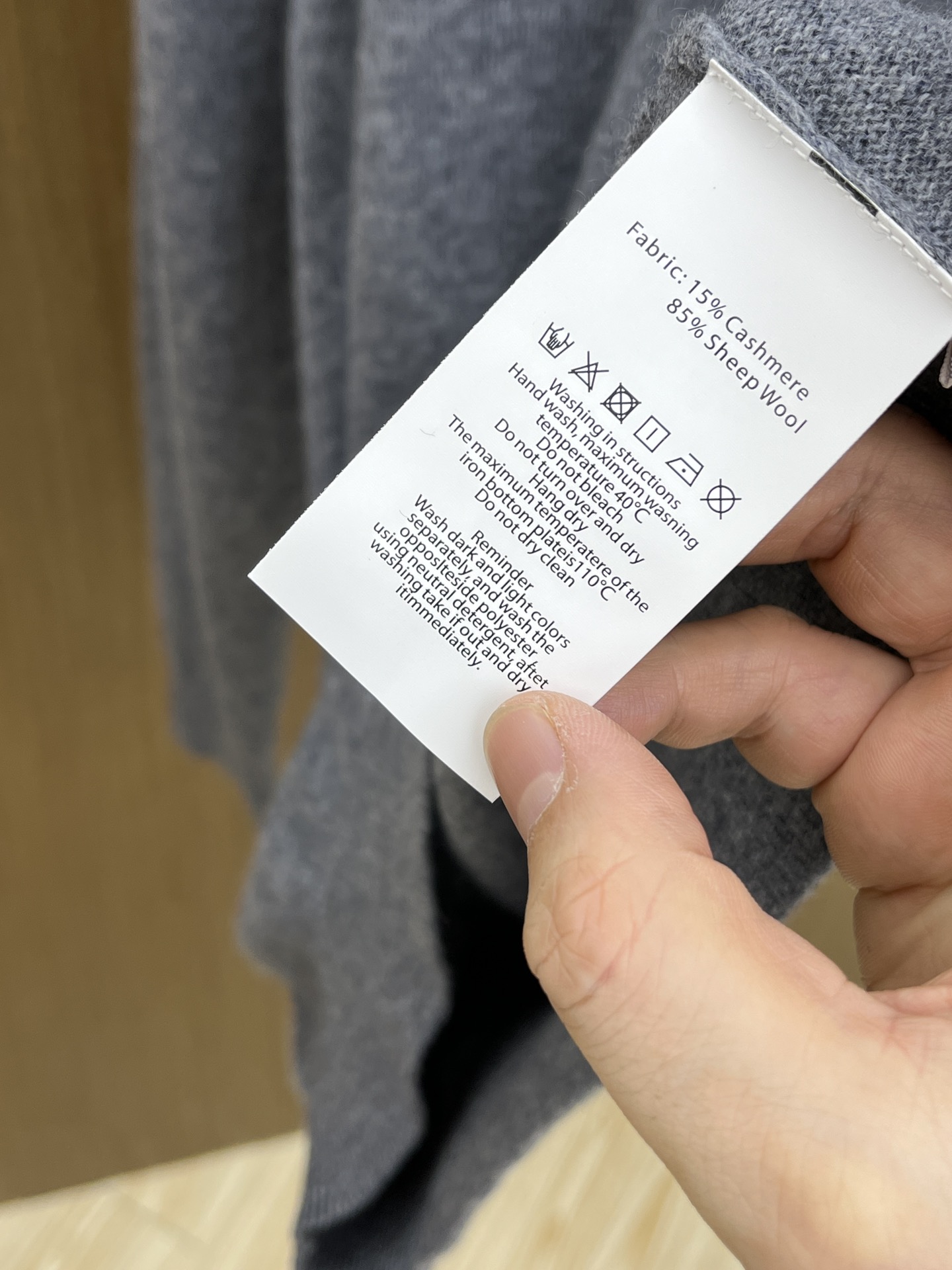 秋冬 BBR 采用羊绒羊毛混纺纱线，保暖性佳，蓬松柔软，加倍呵护肌肤，给你轻如无物的穿着感体验。高品质天