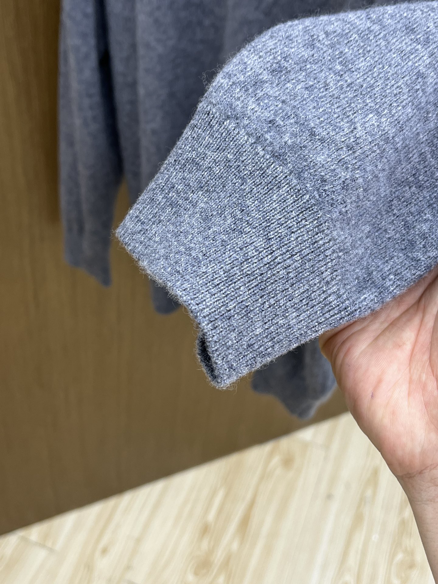 秋冬 BBR 采用羊绒羊毛混纺纱线，保暖性佳，蓬松柔软，加倍呵护肌肤，给你轻如无物的穿着感体验。高品质天