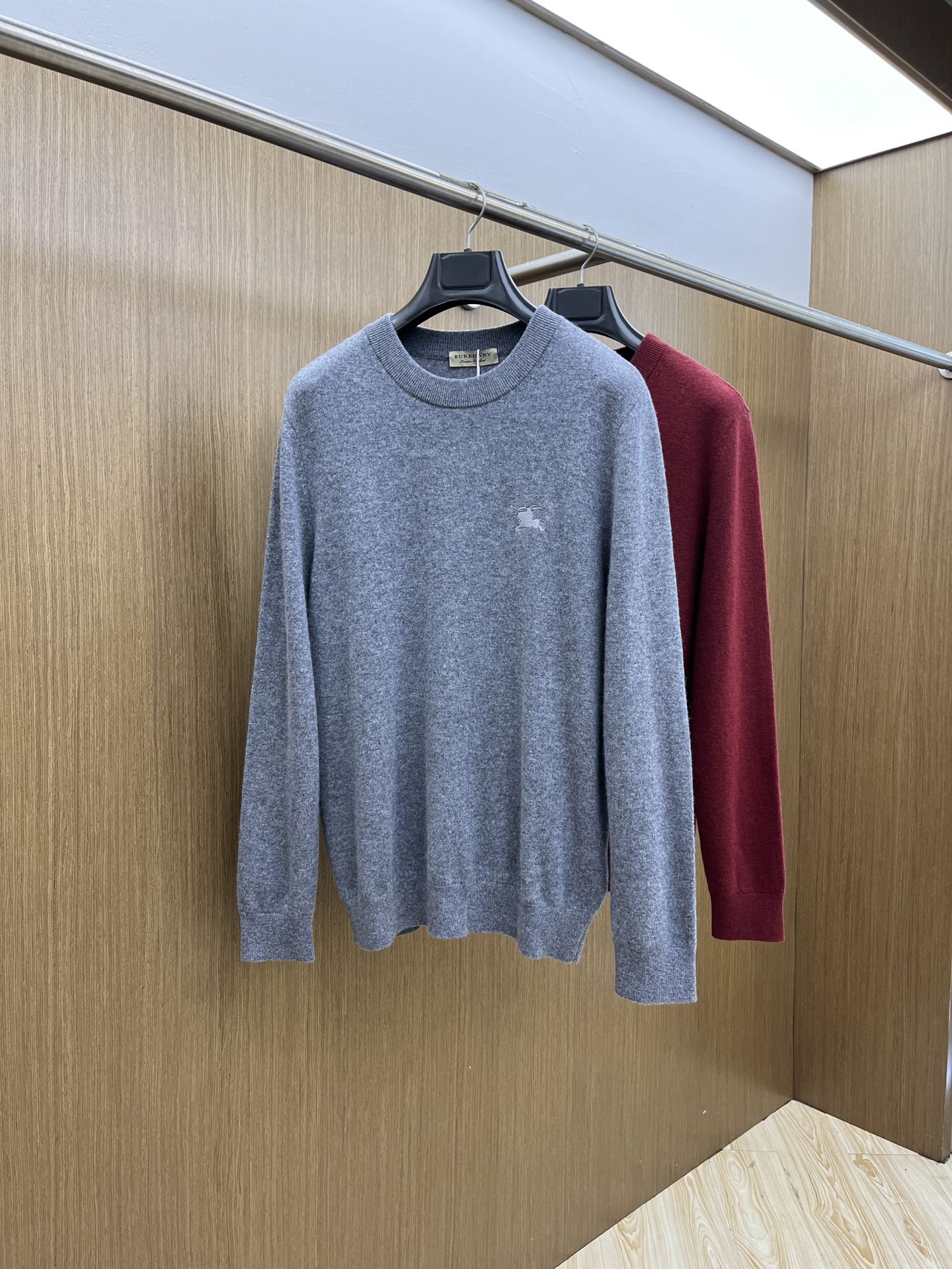 NO:569587,Autumn and winter BBR  Made of cashmere and wool blended yarn, it has good warmth retention, is fluffy and soft, doubles the skin care, and gives you a lightweight wearing experience. High-quality natural fiber ensures a high-quality life. The whole piece is made of solid color single-sided technology, leaving loose volume when fit, solid color plain weave, clean fabric surface, solid color design, durable and high-end. Delicate workmanship, fashionable and versatile, back shoulder design, simple and comfortable  , while using counter stitching to highlight the quality in details, making the temperament more low-key, restrained, calm and stylish, and better showing the clean and neat side of successful men. The collar, cuffs, and hem are made of dense rib weaving, which is tight and elastic, not easy to deform, and highlights the texture of details. Whether worn alone or as an inner layer, it can not only give you a warm feeling, but also give you a refined sense of fashion.    The cashmere blended fabric has a delicate and soft texture, is comfortable and skin-friendly, has a particularly good three-dimensional effect on the upper body, and has a great drape. It will not pill or deform after long-term wear and washing. Size M-XXXL,,alexander wang19860909秋冬 BBR 采用羊绒羊毛混纺纱线,保暖性佳,蓬松柔软,加倍呵护肌肤,给你轻如无物的穿着感体验.高品质天然纤维,保障高品质生活.整件采用净色单面工艺,合体留有松量,净色平纹,织面整洁,纯色设计,耐看高阶.做工细致,时尚又百搭,后倒肩版型设计,简约舒适,同时运用反针衔接,在细节处彰显品质,让气质更加低调内敛,沉稳有型,更好地展示成功男士干净利落的一面.领口,袖口,下摆采用加密罗纹织法,紧密有弹力,不易变形,彰显细节质感.无论单穿还是内搭,既能给你绵绵暖意,ftd又能给你精致的时髦感.  面料羊绒混坊质感细腻柔软,舒适亲肤,上身立体感特别好,垂坠感也超赞,久穿久洗不起球不变形. 码数M-XXXL,,alexander wang,Men's clothing