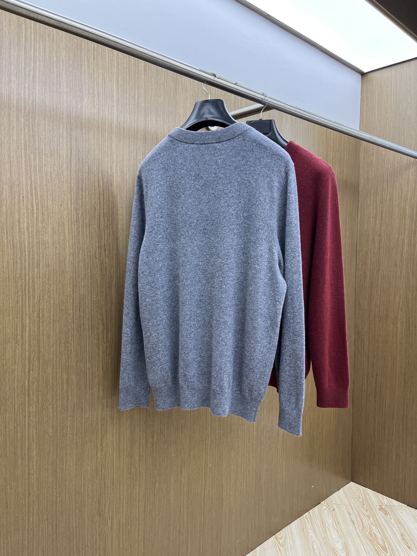 秋冬 BBR 采用羊绒羊毛混纺纱线，保暖性佳，蓬松柔软，加倍呵护肌肤，给你轻如无物的穿着感体验。高品质天