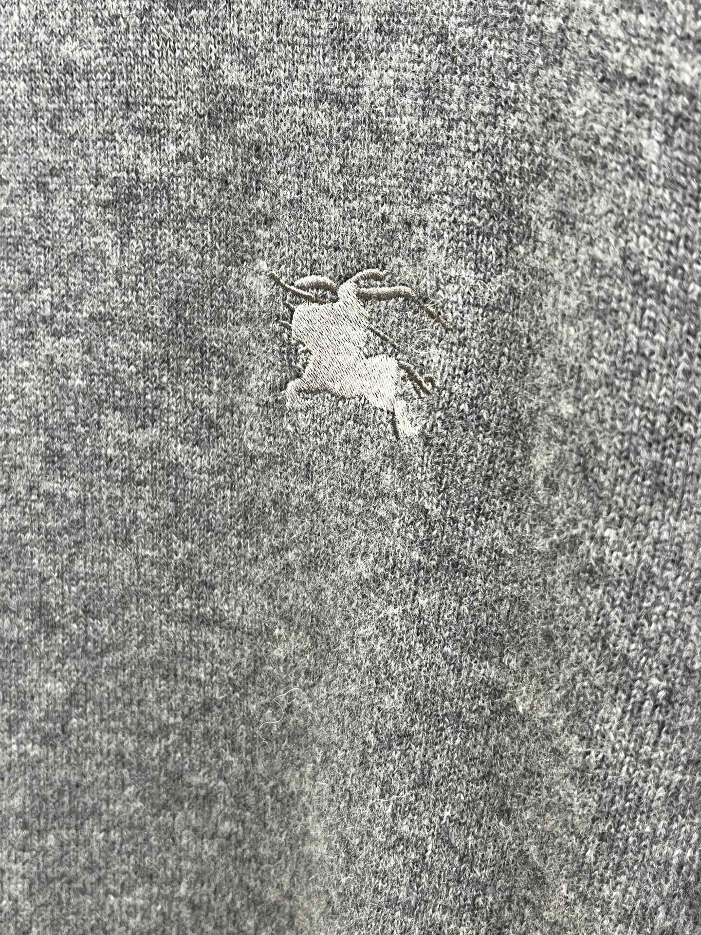 秋冬 BBR 采用羊绒羊毛混纺纱线，保暖性佳，蓬松柔软，加倍呵护肌肤，给你轻如无物的穿着感体验。高品质天