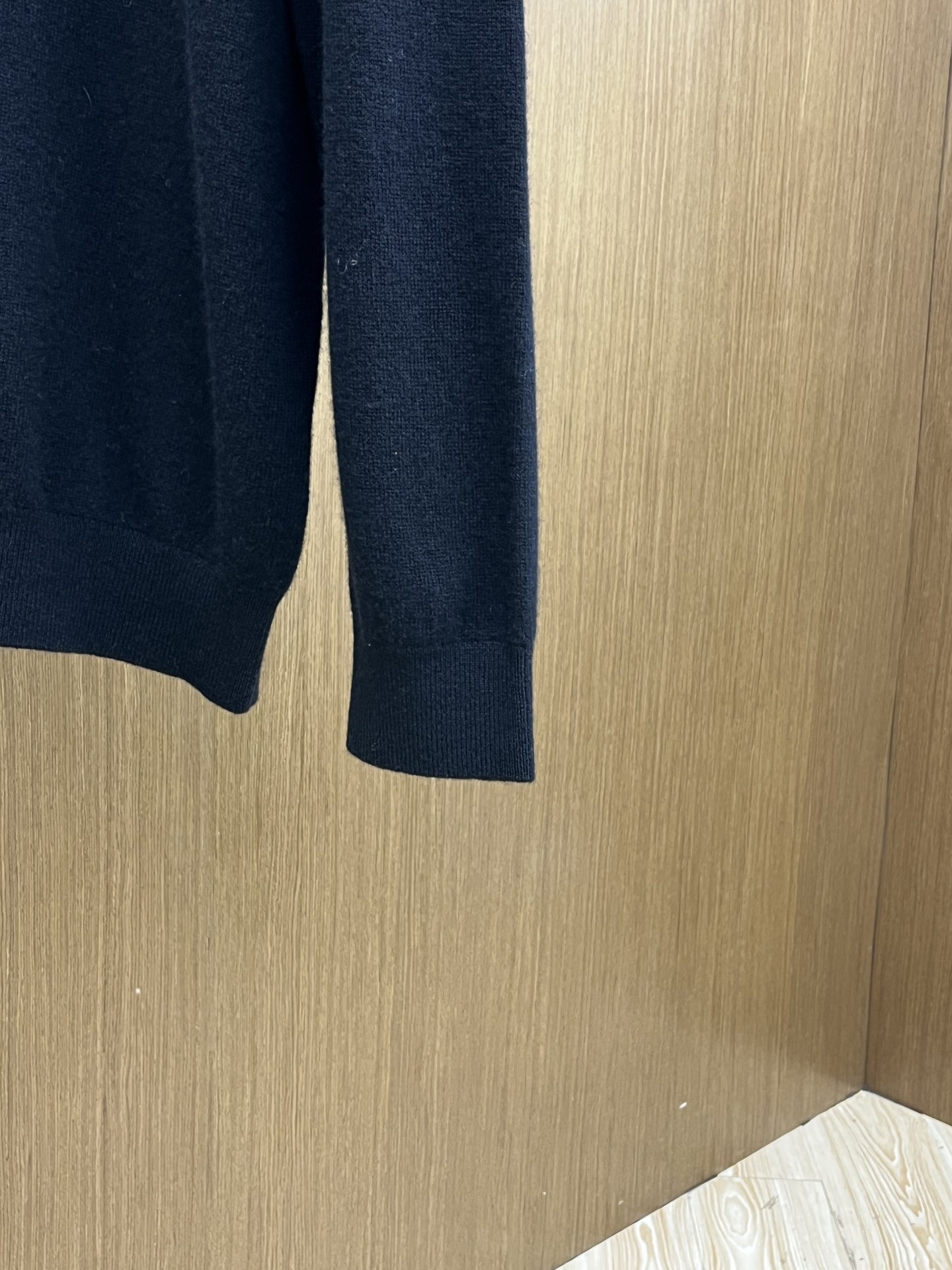 秋冬 lP🆕 采用羊绒羊毛混纺纱线，保暖性佳，蓬松柔软，加倍呵护肌肤，给你轻如无物的穿着感体验。高品质天