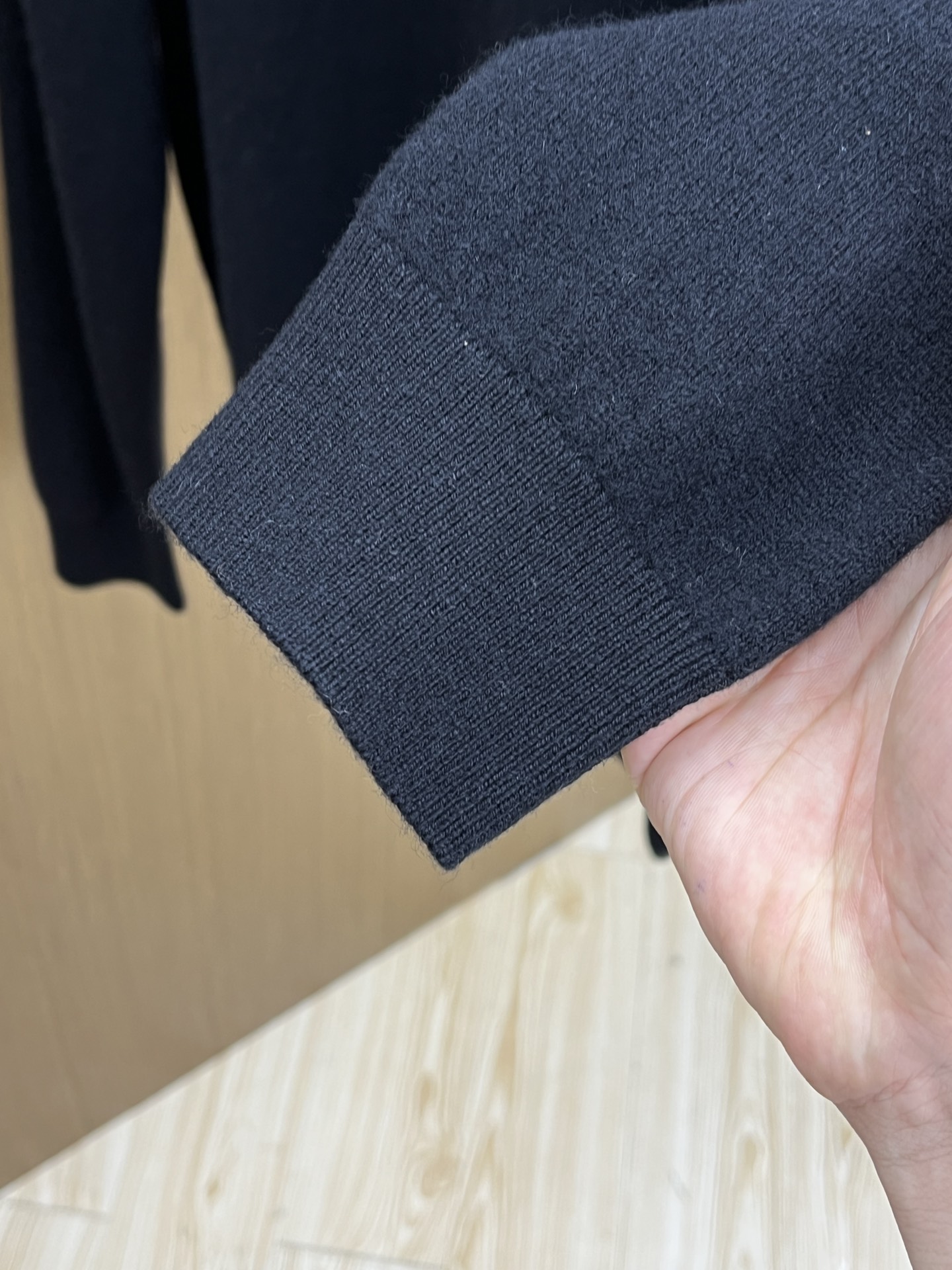 秋冬 lP🆕 采用羊绒羊毛混纺纱线，保暖性佳，蓬松柔软，加倍呵护肌肤，给你轻如无物的穿着感体验。高品质天