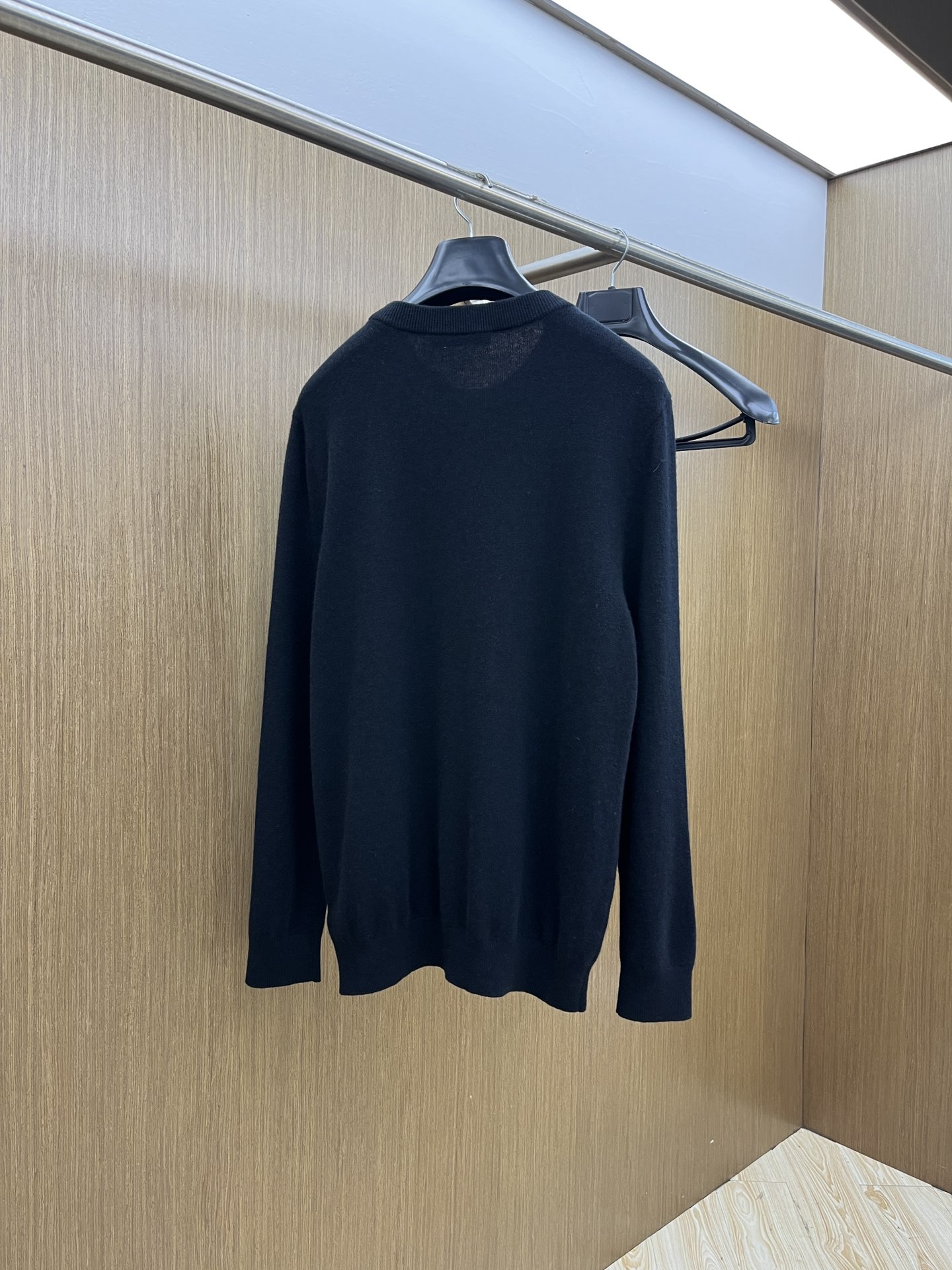 秋冬 lP🆕 采用羊绒羊毛混纺纱线，保暖性佳，蓬松柔软，加倍呵护肌肤，给你轻如无物的穿着感体验。高品质天