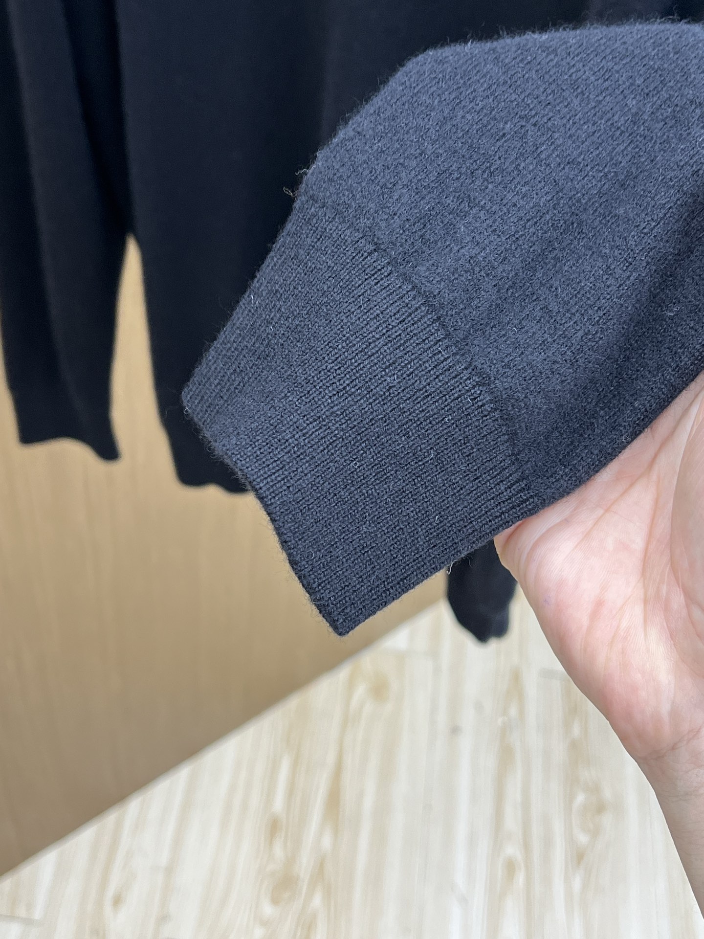 秋冬 BBR 采用羊绒羊毛混纺纱线，保暖性佳，蓬松柔软，加倍呵护肌肤，给你轻如无物的穿着感体验。高品质天