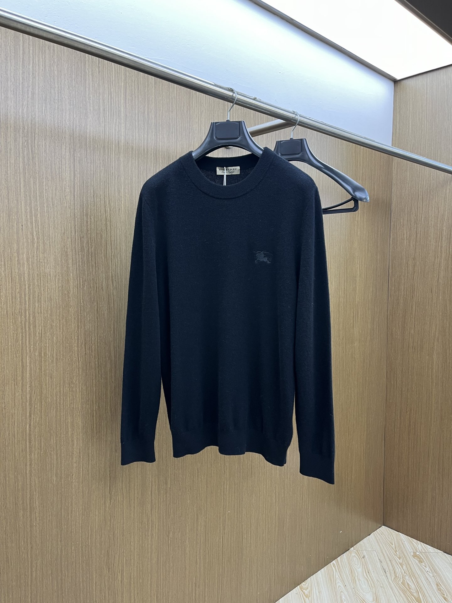 秋冬 BBR 采用羊绒羊毛混纺纱线，保暖性佳，蓬松柔软，加倍呵护肌肤，给你轻如无物的穿着感体验。高品质天