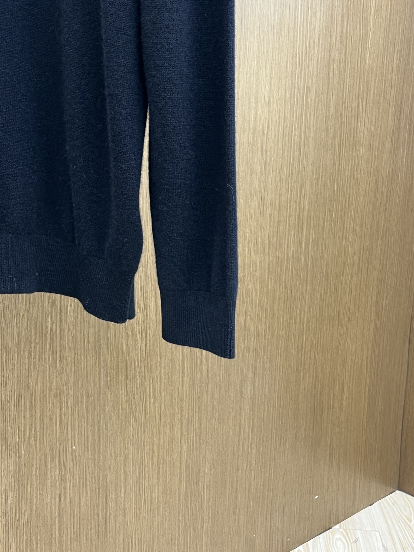 秋冬 BBR 采用羊绒羊毛混纺纱线，保暖性佳，蓬松柔软，加倍呵护肌肤，给你轻如无物的穿着感体验。高品质天