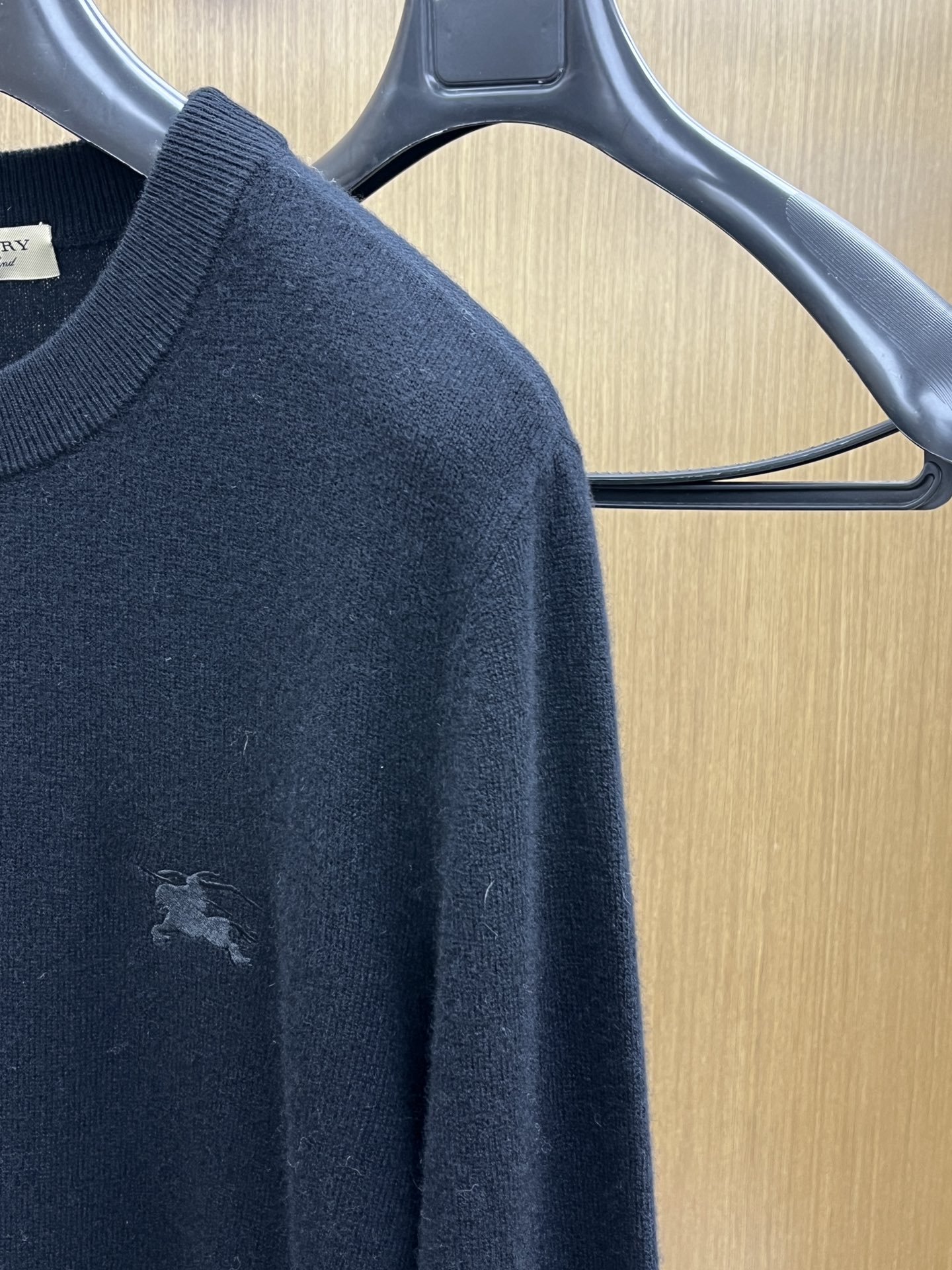 秋冬 BBR 采用羊绒羊毛混纺纱线，保暖性佳，蓬松柔软，加倍呵护肌肤，给你轻如无物的穿着感体验。高品质天