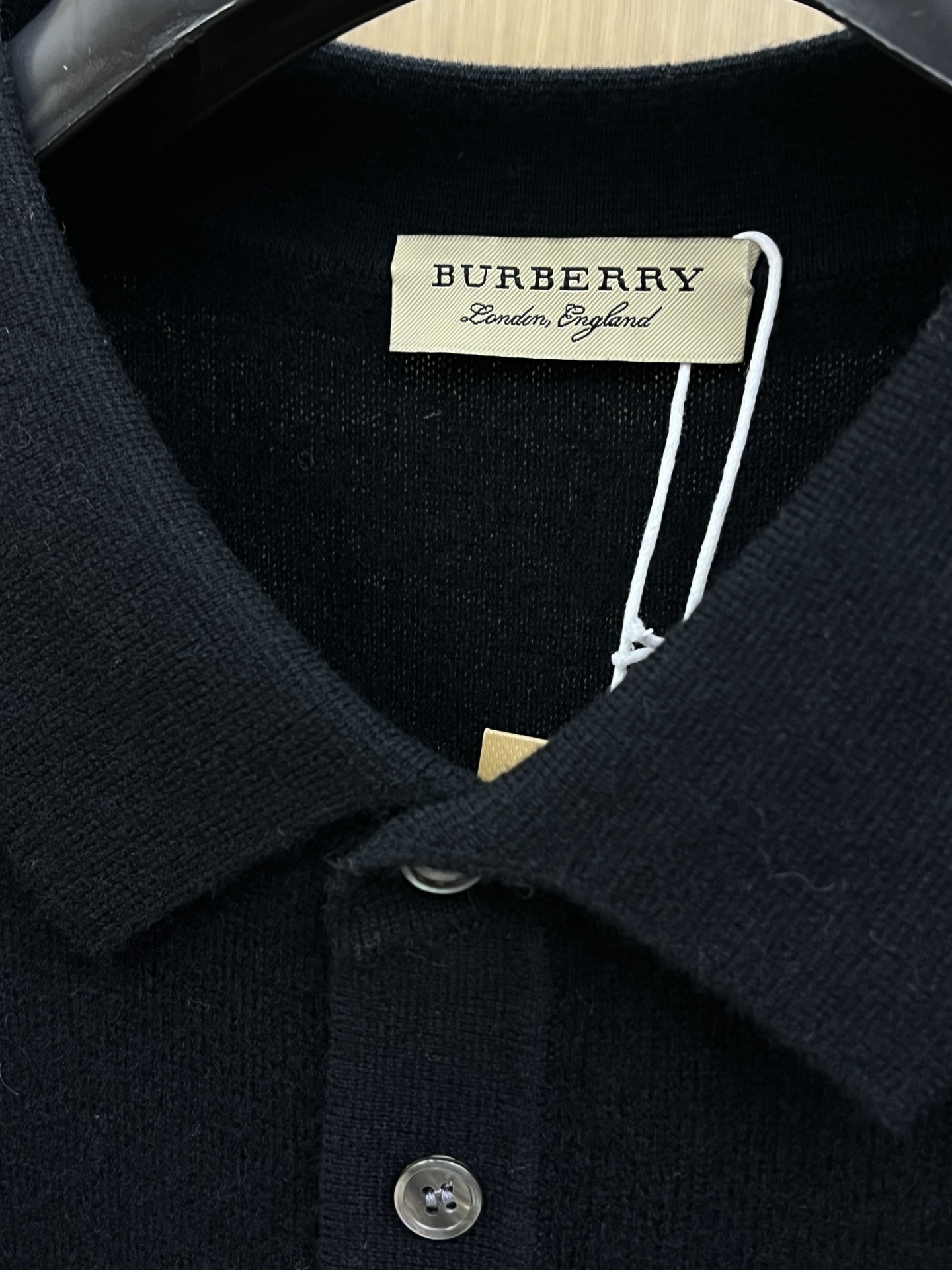 秋冬 BBR 采用羊绒羊毛混纺纱线，保暖性佳，蓬松柔软，加倍呵护肌肤，给你轻如无物的穿着感体验。高品质天