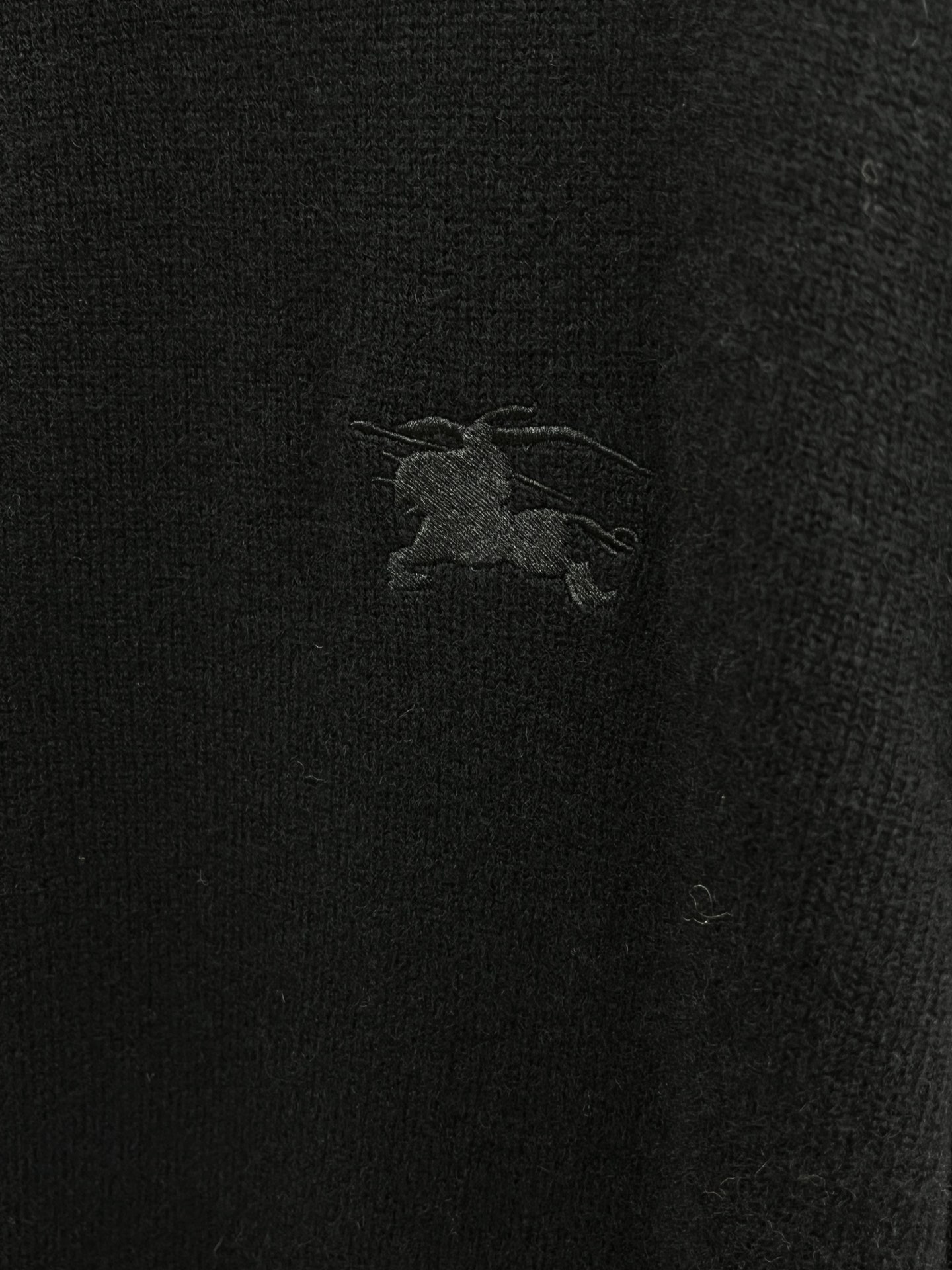 秋冬 BBR 采用羊绒羊毛混纺纱线，保暖性佳，蓬松柔软，加倍呵护肌肤，给你轻如无物的穿着感体验。高品质天