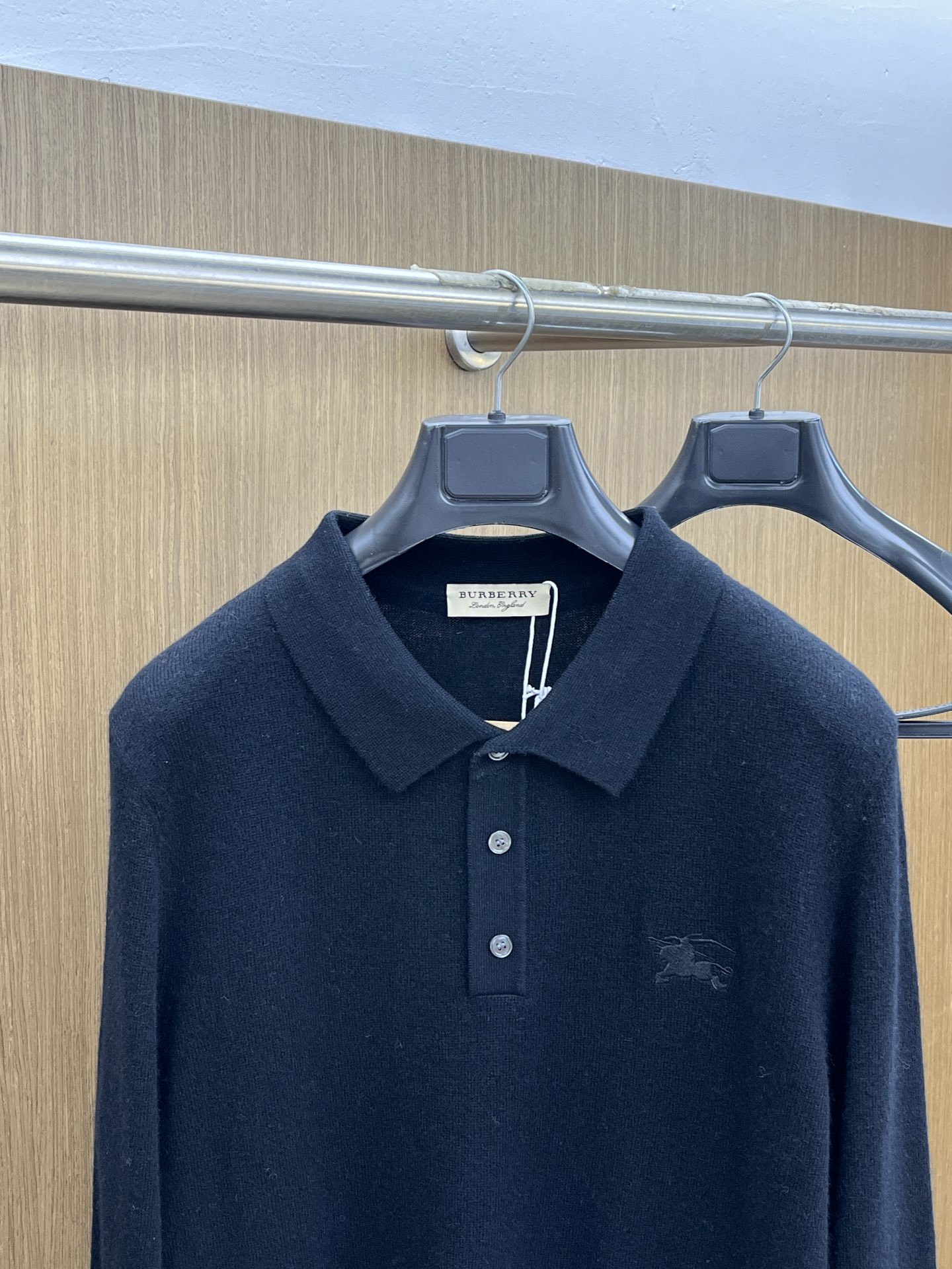 秋冬 BBR 采用羊绒羊毛混纺纱线，保暖性佳，蓬松柔软，加倍呵护肌肤，给你轻如无物的穿着感体验。高品质天