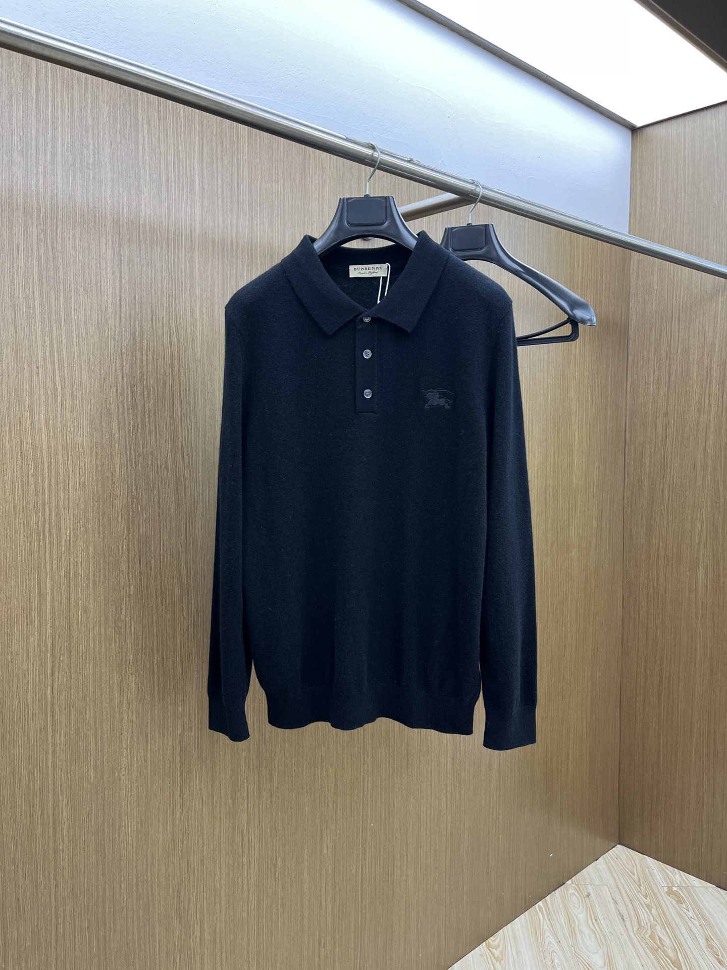 秋冬 BBR 采用羊绒羊毛混纺纱线，保暖性佳，蓬松柔软，加倍呵护肌肤，给你轻如无物的穿着感体验。高品质天