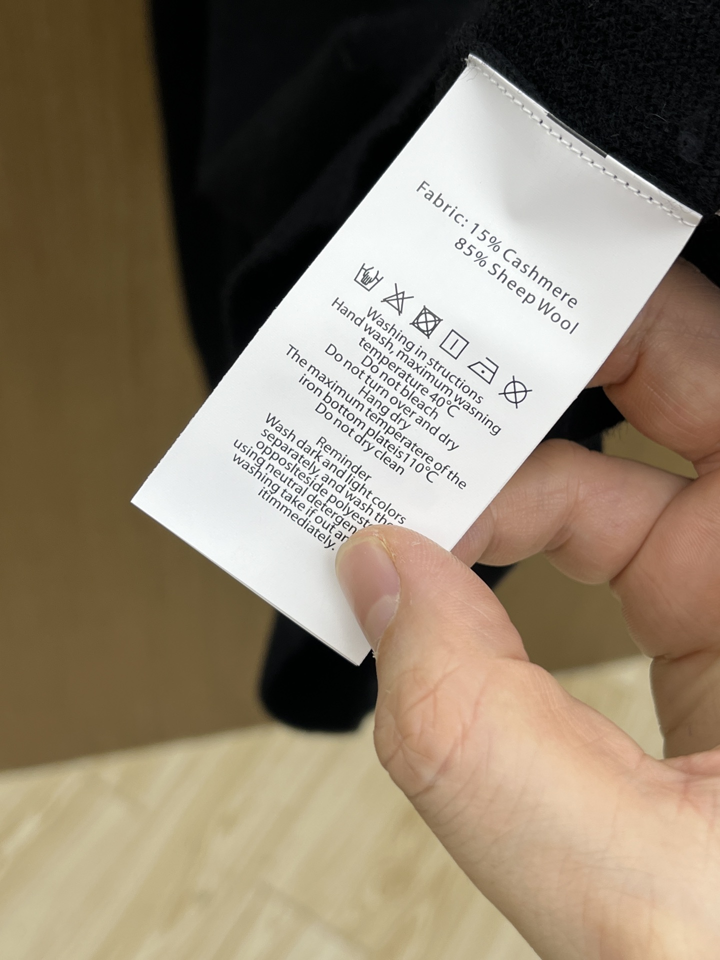 秋冬 BBR 采用羊绒羊毛混纺纱线，保暖性佳，蓬松柔软，加倍呵护肌肤，给你轻如无物的穿着感体验。高品质天