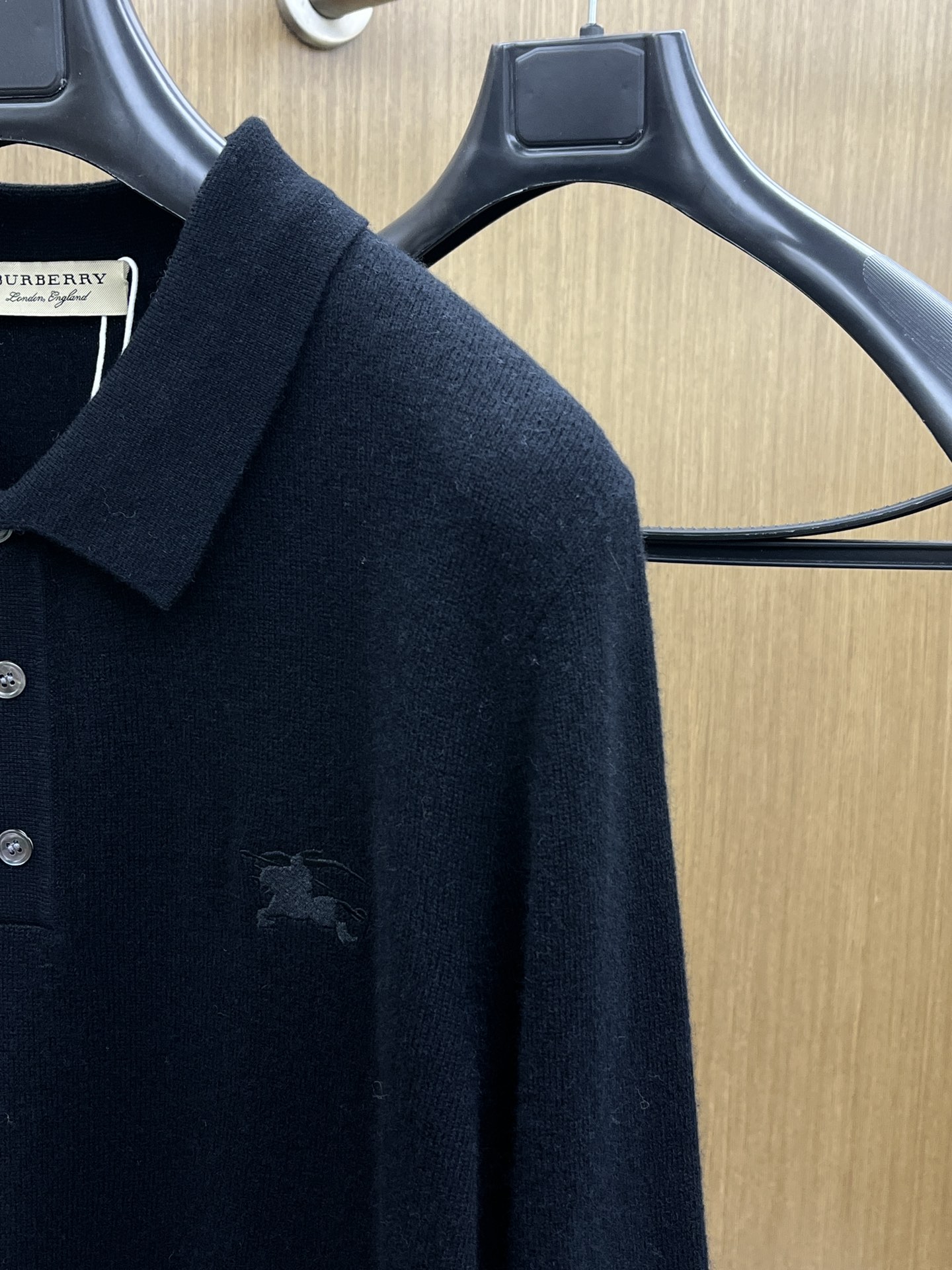 秋冬 BBR 采用羊绒羊毛混纺纱线，保暖性佳，蓬松柔软，加倍呵护肌肤，给你轻如无物的穿着感体验。高品质天