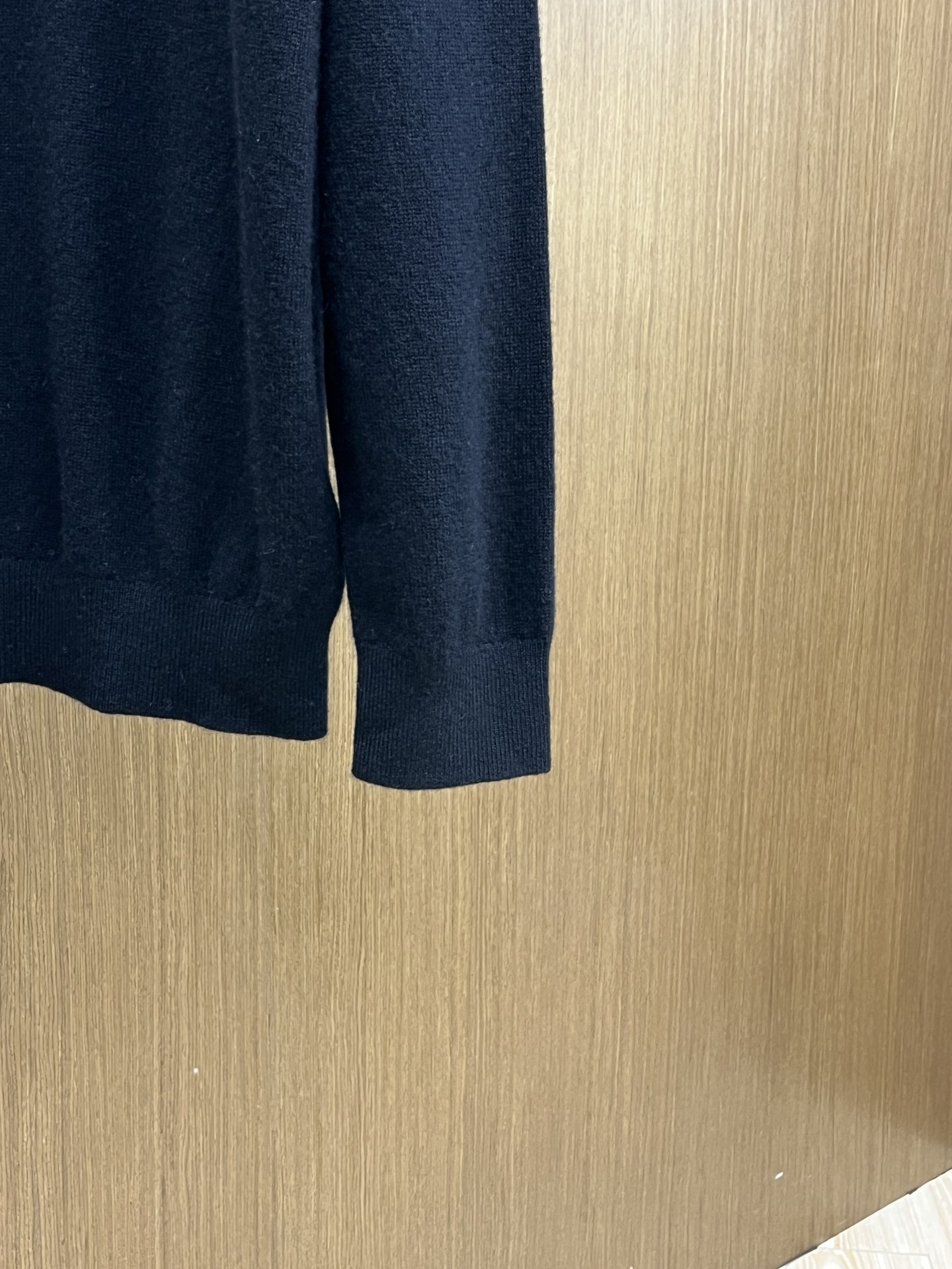 秋冬 BBR 采用羊绒羊毛混纺纱线，保暖性佳，蓬松柔软，加倍呵护肌肤，给你轻如无物的穿着感体验。高品质天