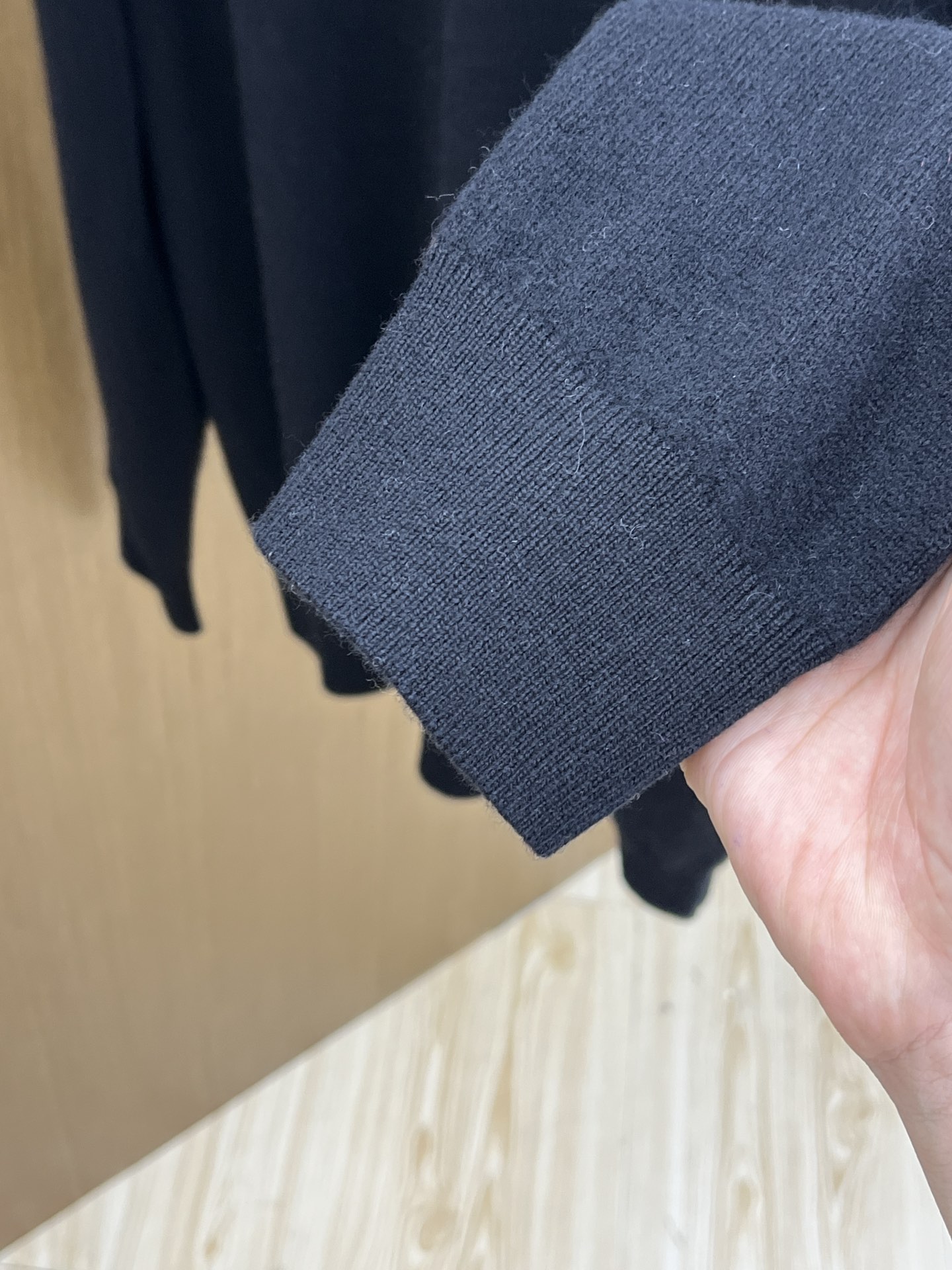 秋冬 BV 采用羊绒羊毛混纺纱线，保暖性佳，蓬松柔软，加倍呵护肌肤，给你轻如无物的穿着感体验。高品质天然