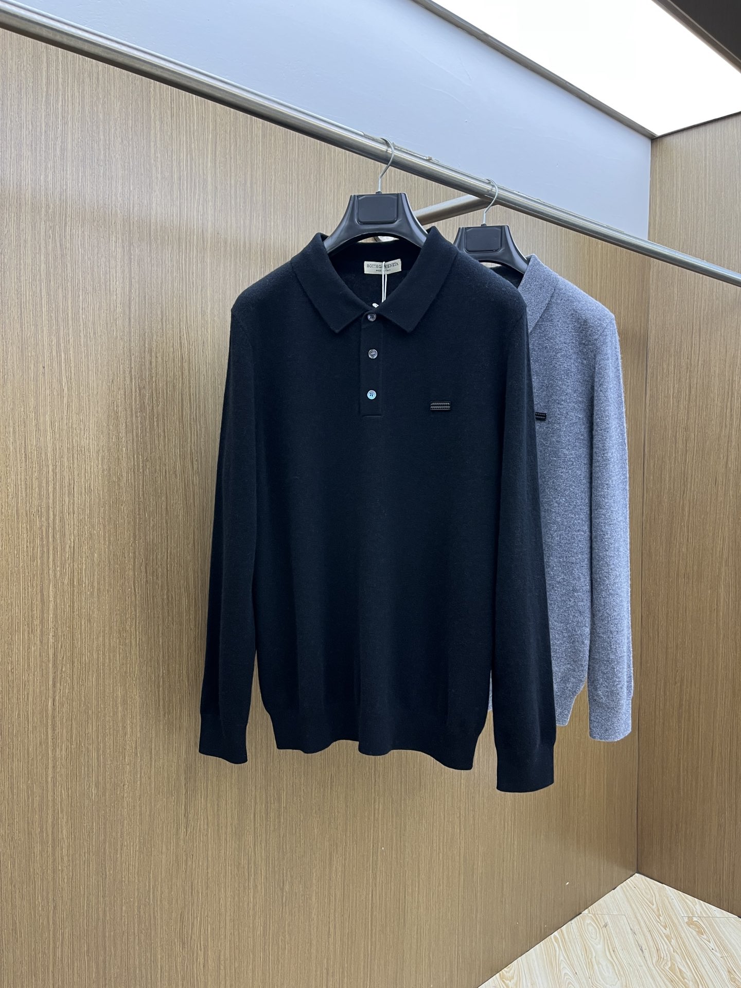 秋冬 BV 采用羊绒羊毛混纺纱线，保暖性佳，蓬松柔软，加倍呵护肌肤，给你轻如无物的穿着感体验。高品质天然