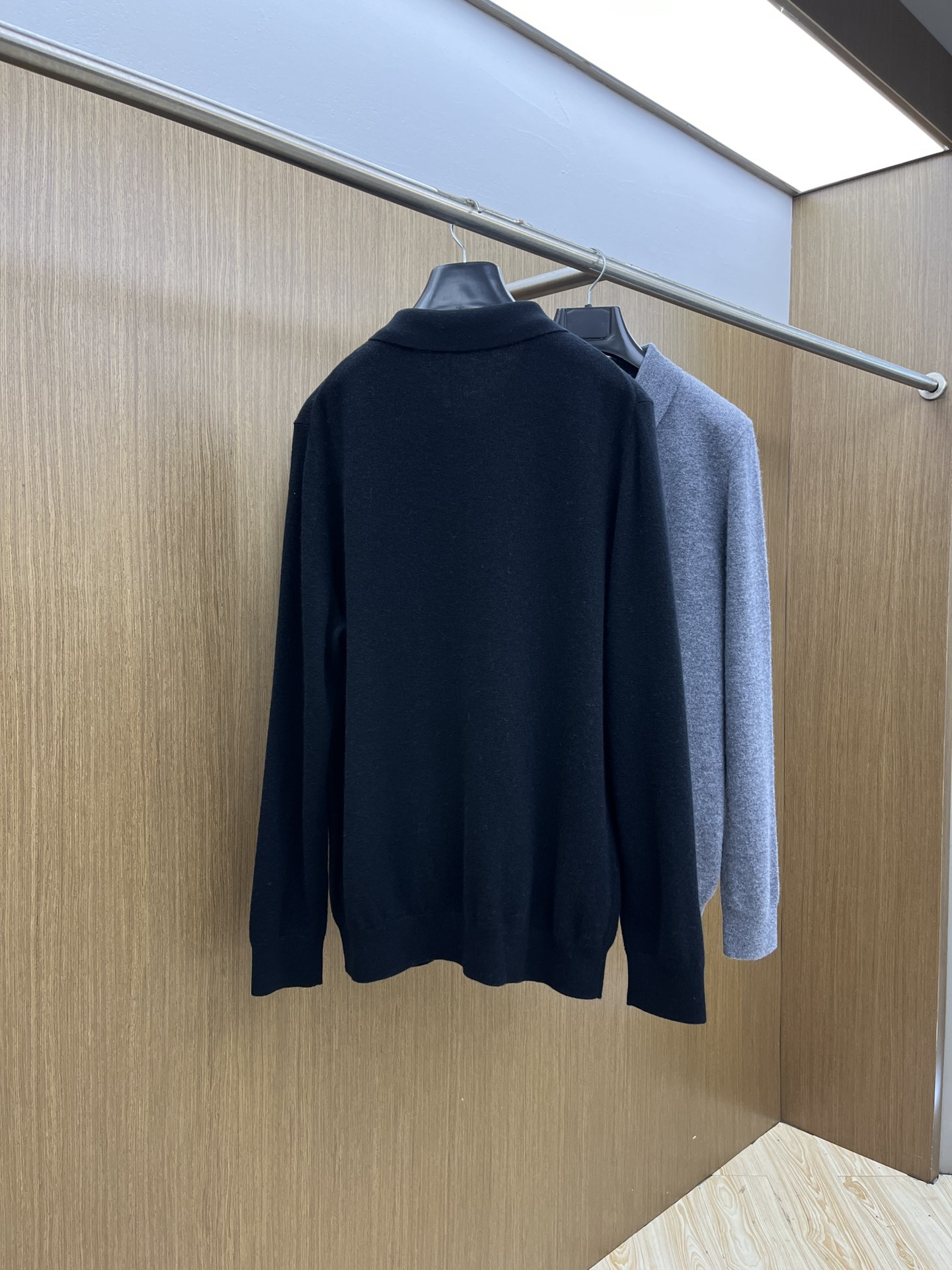 秋冬 BV 采用羊绒羊毛混纺纱线，保暖性佳，蓬松柔软，加倍呵护肌肤，给你轻如无物的穿着感体验。高品质天然