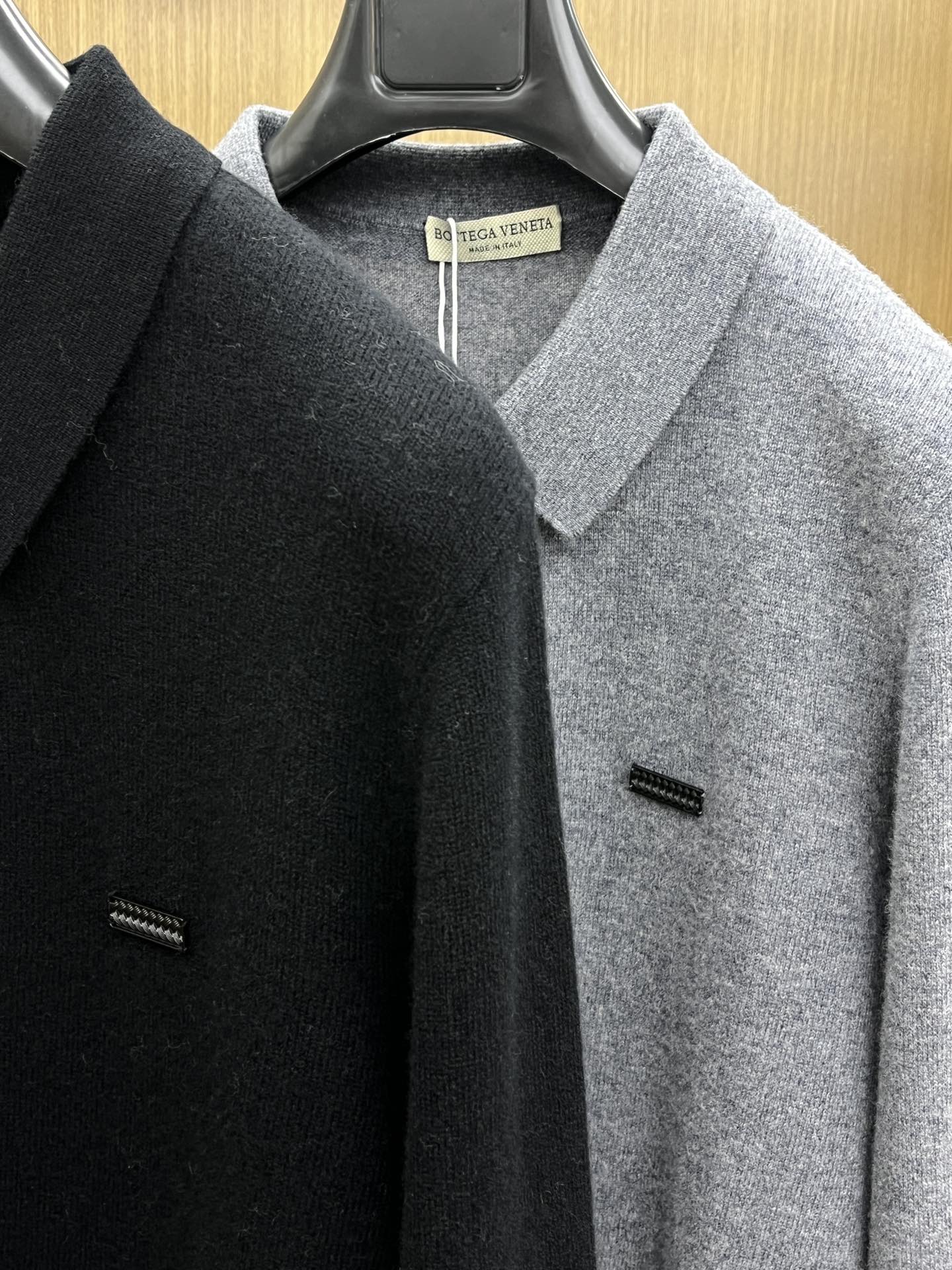 秋冬 BV 采用羊绒羊毛混纺纱线，保暖性佳，蓬松柔软，加倍呵护肌肤，给你轻如无物的穿着感体验。高品质天然