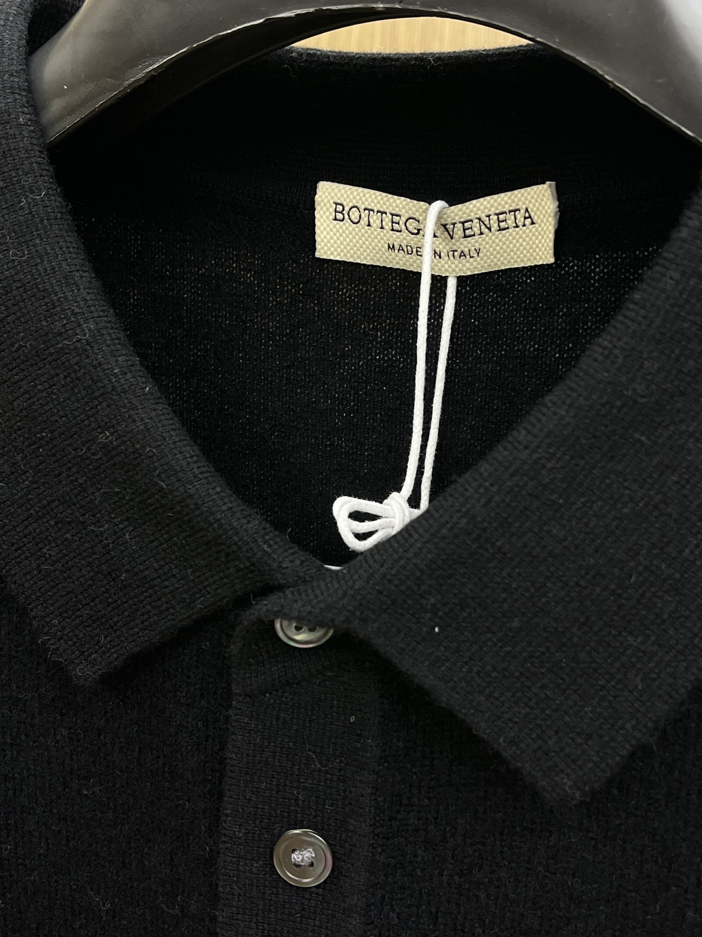 秋冬 BV 采用羊绒羊毛混纺纱线，保暖性佳，蓬松柔软，加倍呵护肌肤，给你轻如无物的穿着感体验。高品质天然