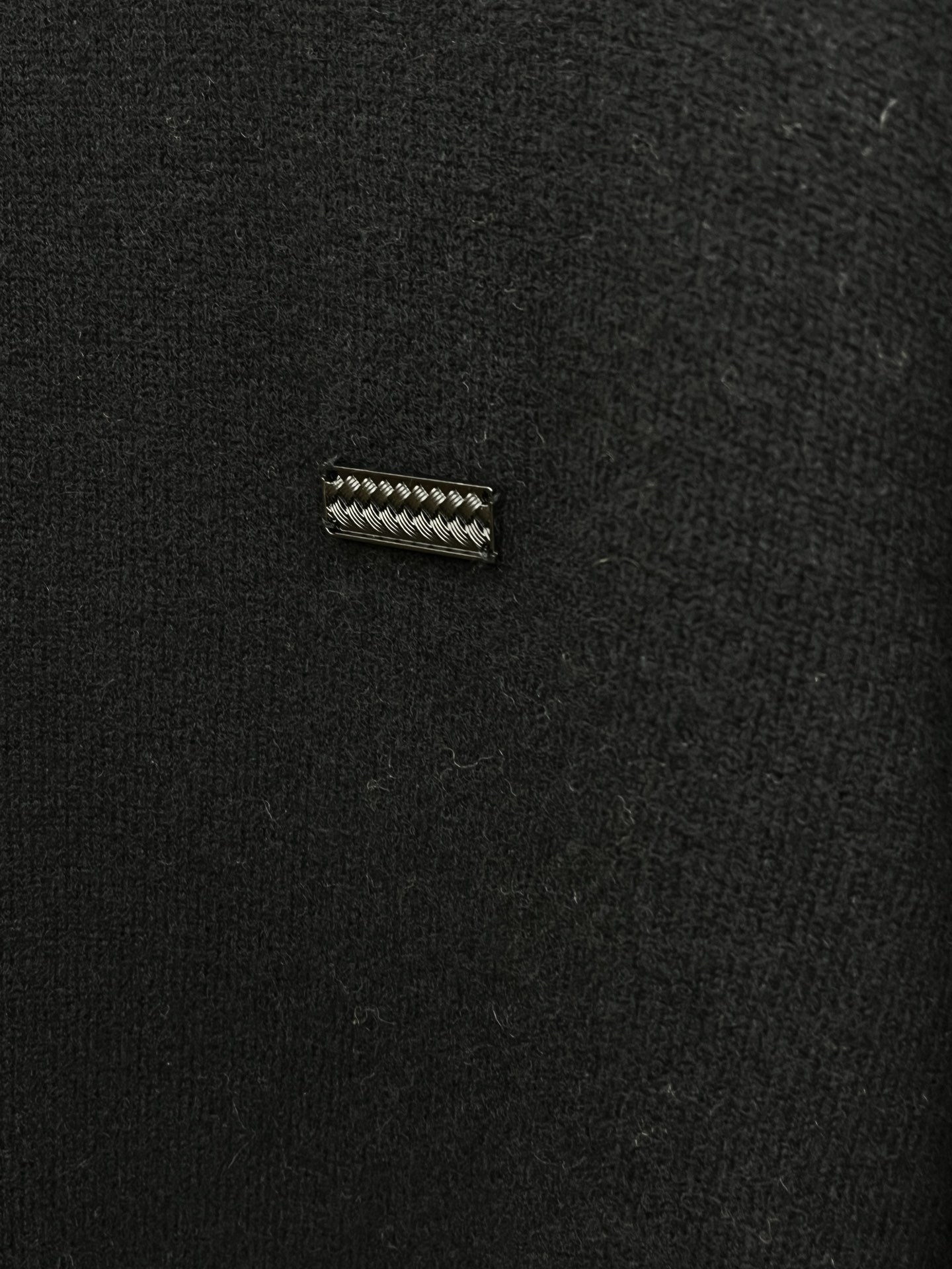 秋冬 BV 采用羊绒羊毛混纺纱线，保暖性佳，蓬松柔软，加倍呵护肌肤，给你轻如无物的穿着感体验。高品质天然