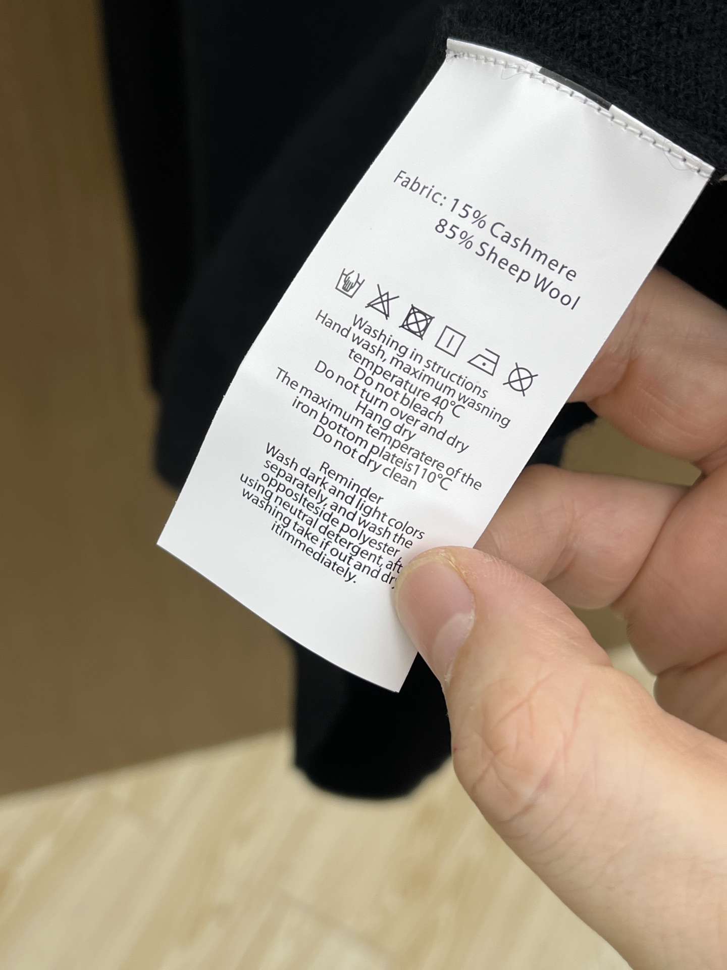 秋冬 BV 采用羊绒羊毛混纺纱线，保暖性佳，蓬松柔软，加倍呵护肌肤，给你轻如无物的穿着感体验。高品质天然