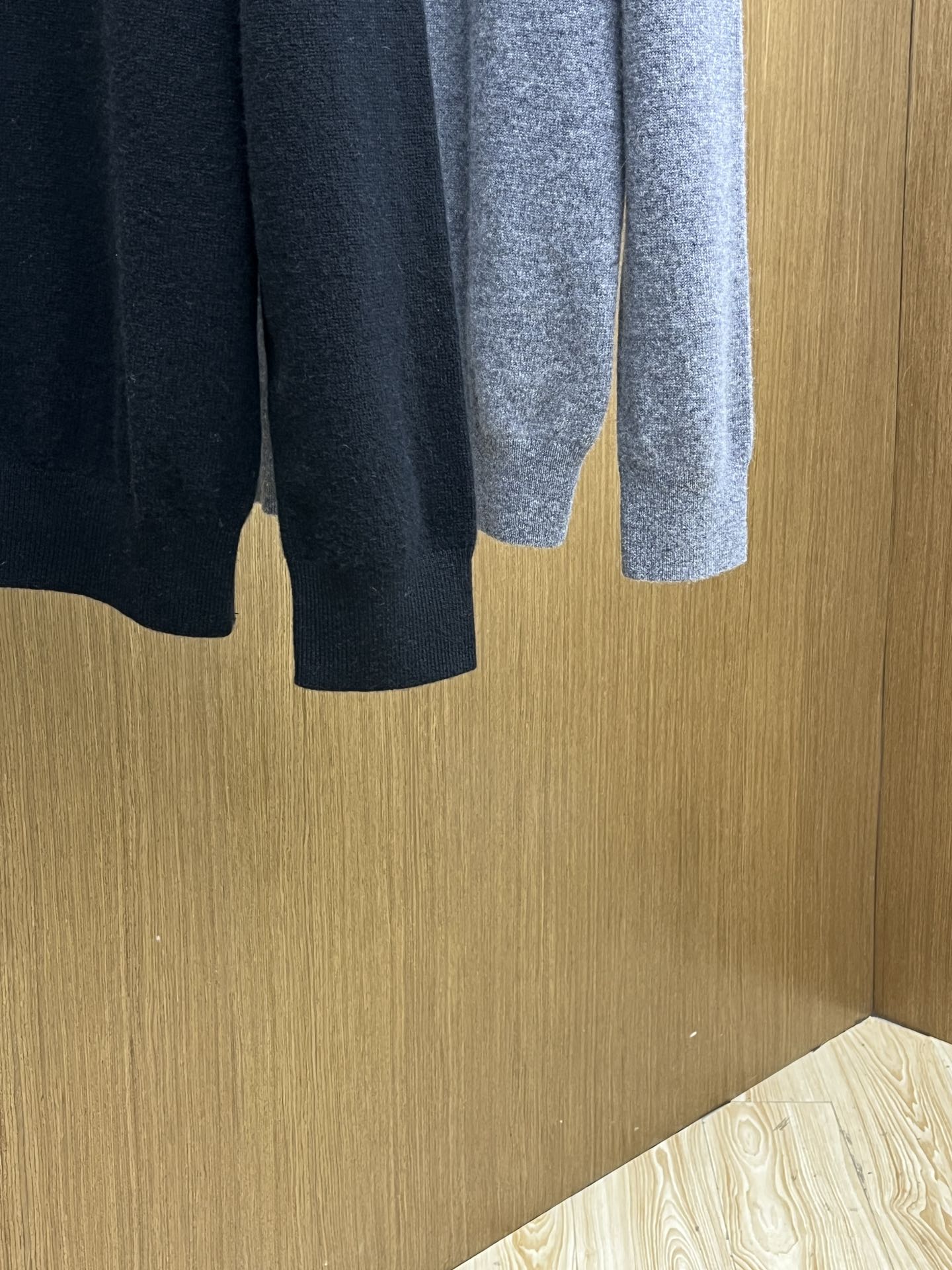 秋冬 BV 采用羊绒羊毛混纺纱线，保暖性佳，蓬松柔软，加倍呵护肌肤，给你轻如无物的穿着感体验。高品质天然