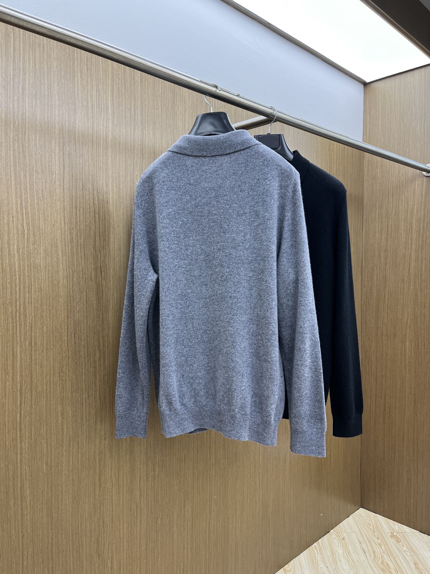 秋冬 BV 采用羊绒羊毛混纺纱线，保暖性佳，蓬松柔软，加倍呵护肌肤，给你轻如无物的穿着感体验。高品质天然