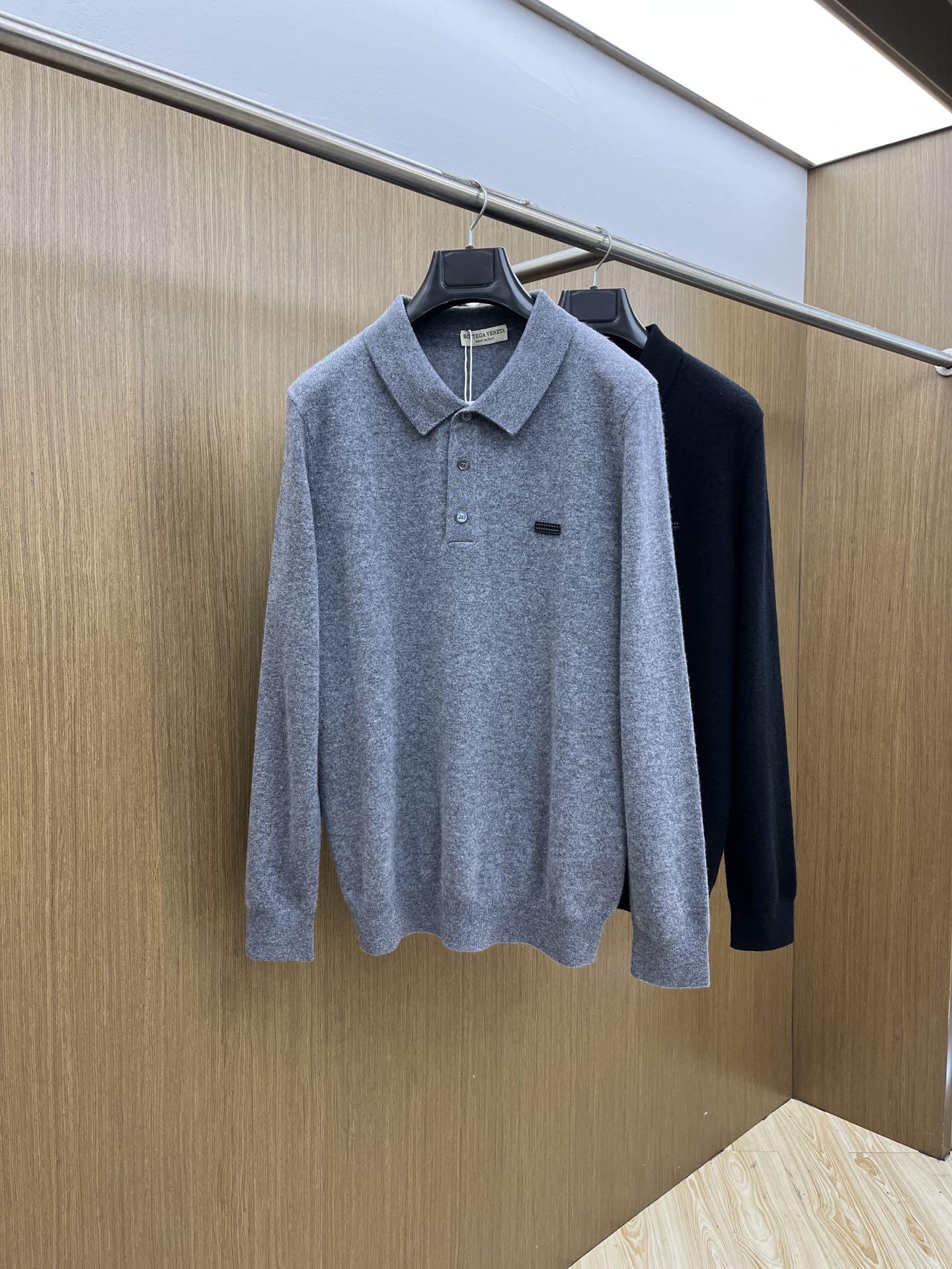 秋冬 BV 采用羊绒羊毛混纺纱线，保暖性佳，蓬松柔软，加倍呵护肌肤，给你轻如无物的穿着感体验。高品质天然