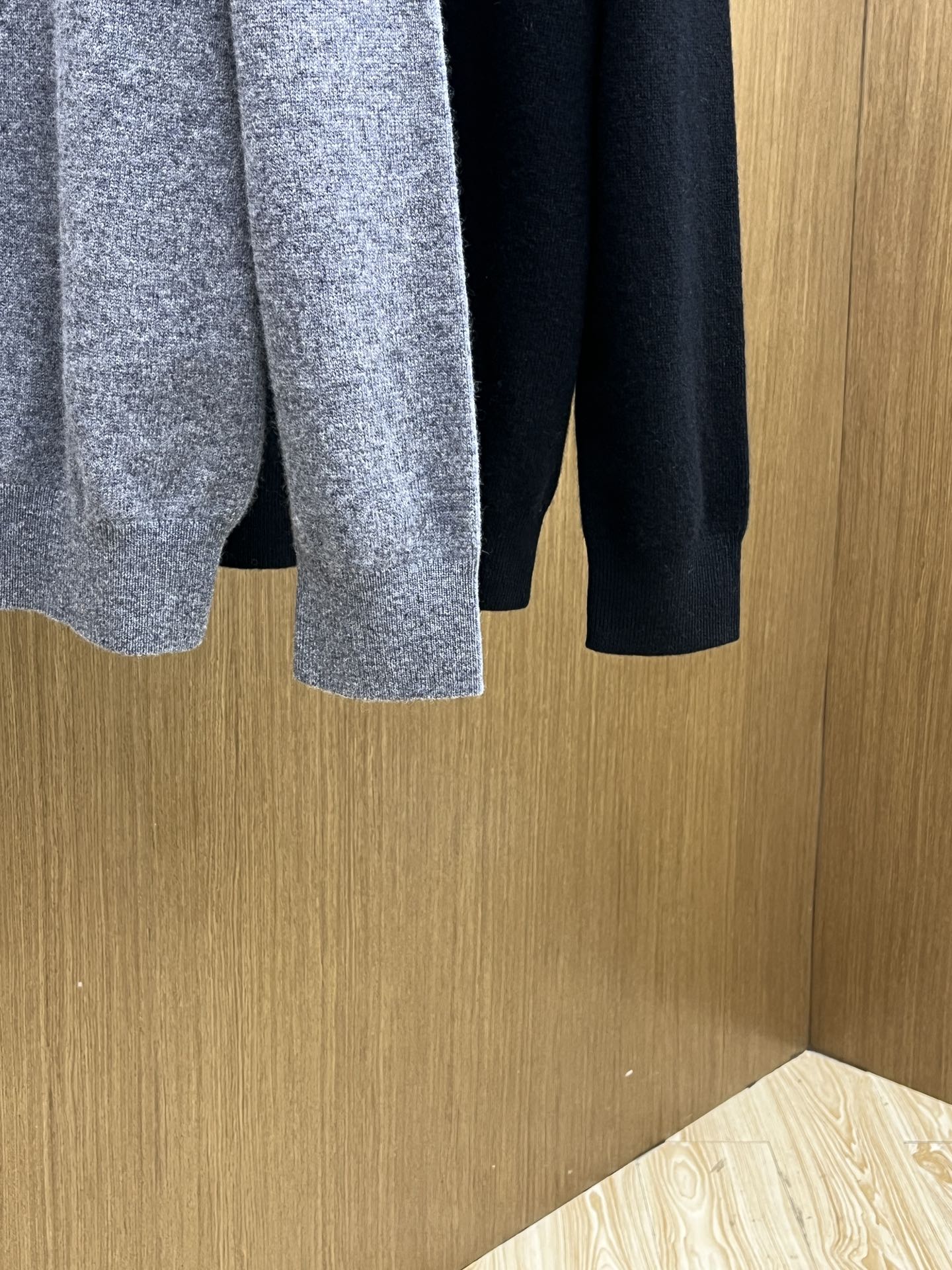 秋冬 BV 采用羊绒羊毛混纺纱线，保暖性佳，蓬松柔软，加倍呵护肌肤，给你轻如无物的穿着感体验。高品质天然