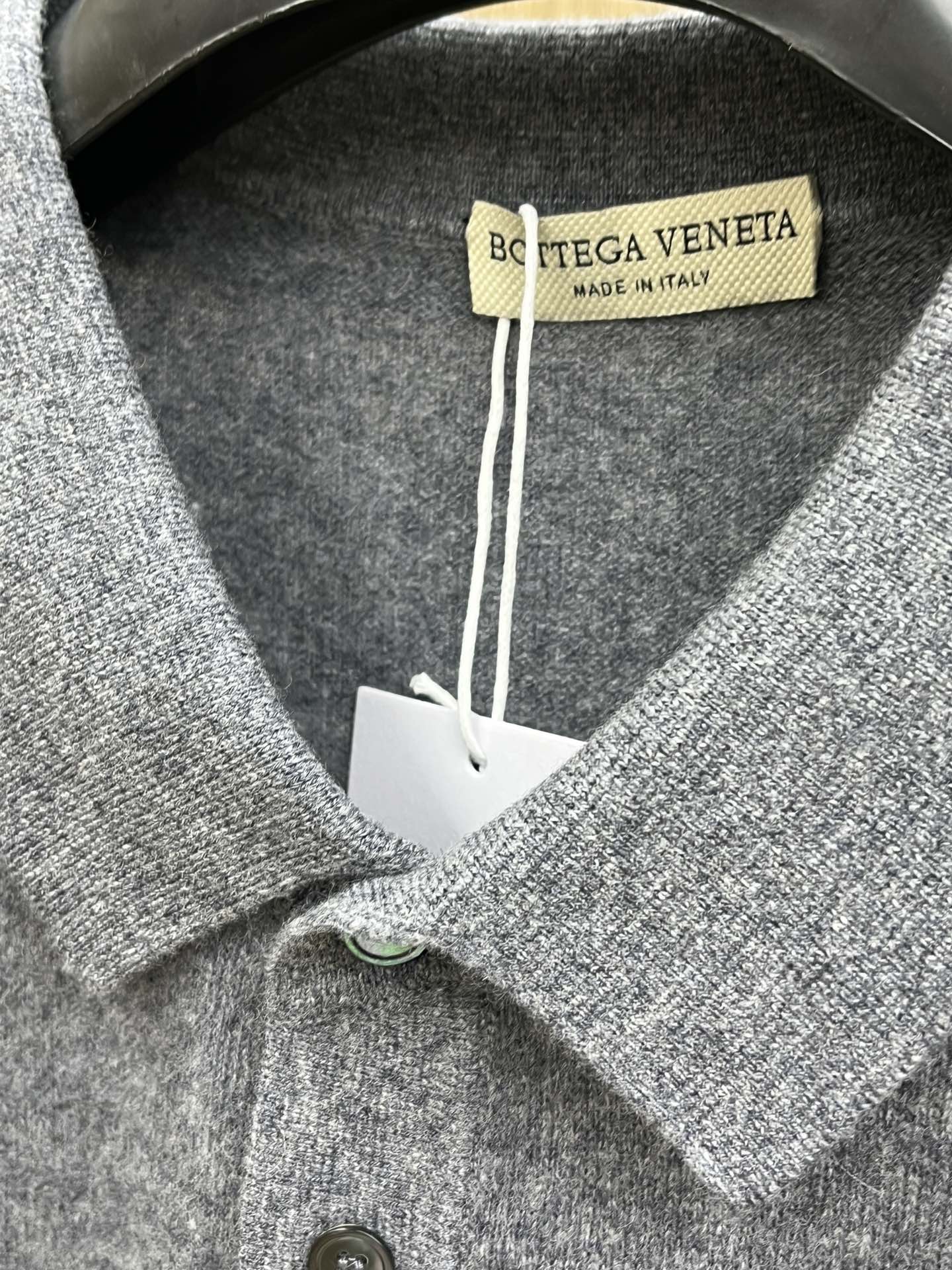 秋冬 BV 采用羊绒羊毛混纺纱线，保暖性佳，蓬松柔软，加倍呵护肌肤，给你轻如无物的穿着感体验。高品质天然