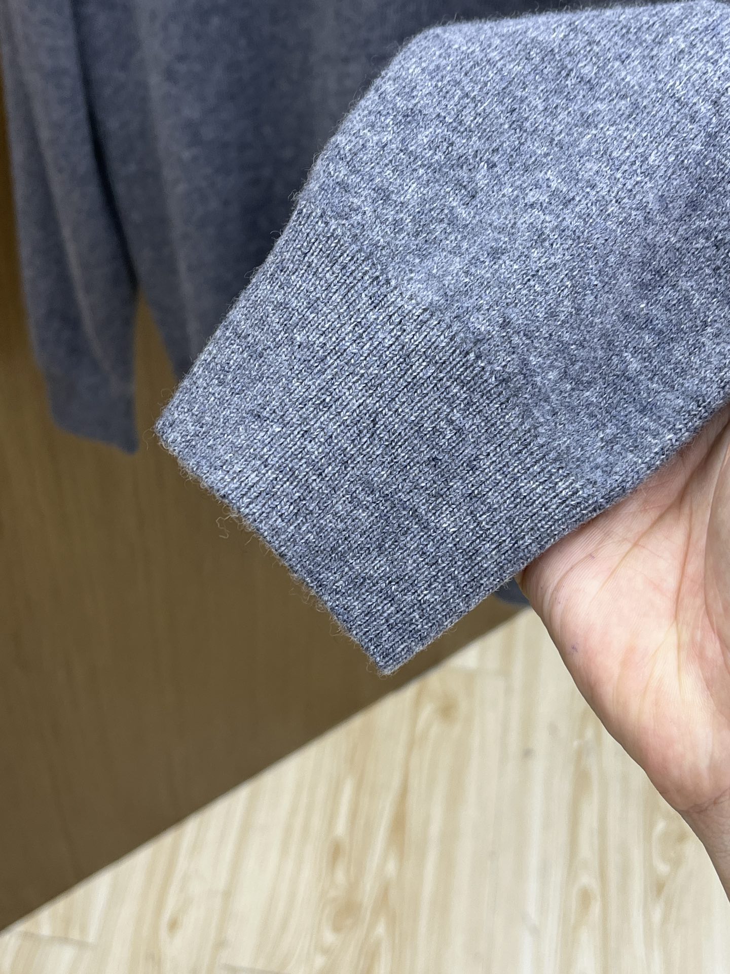 秋冬 BV 采用羊绒羊毛混纺纱线，保暖性佳，蓬松柔软，加倍呵护肌肤，给你轻如无物的穿着感体验。高品质天然