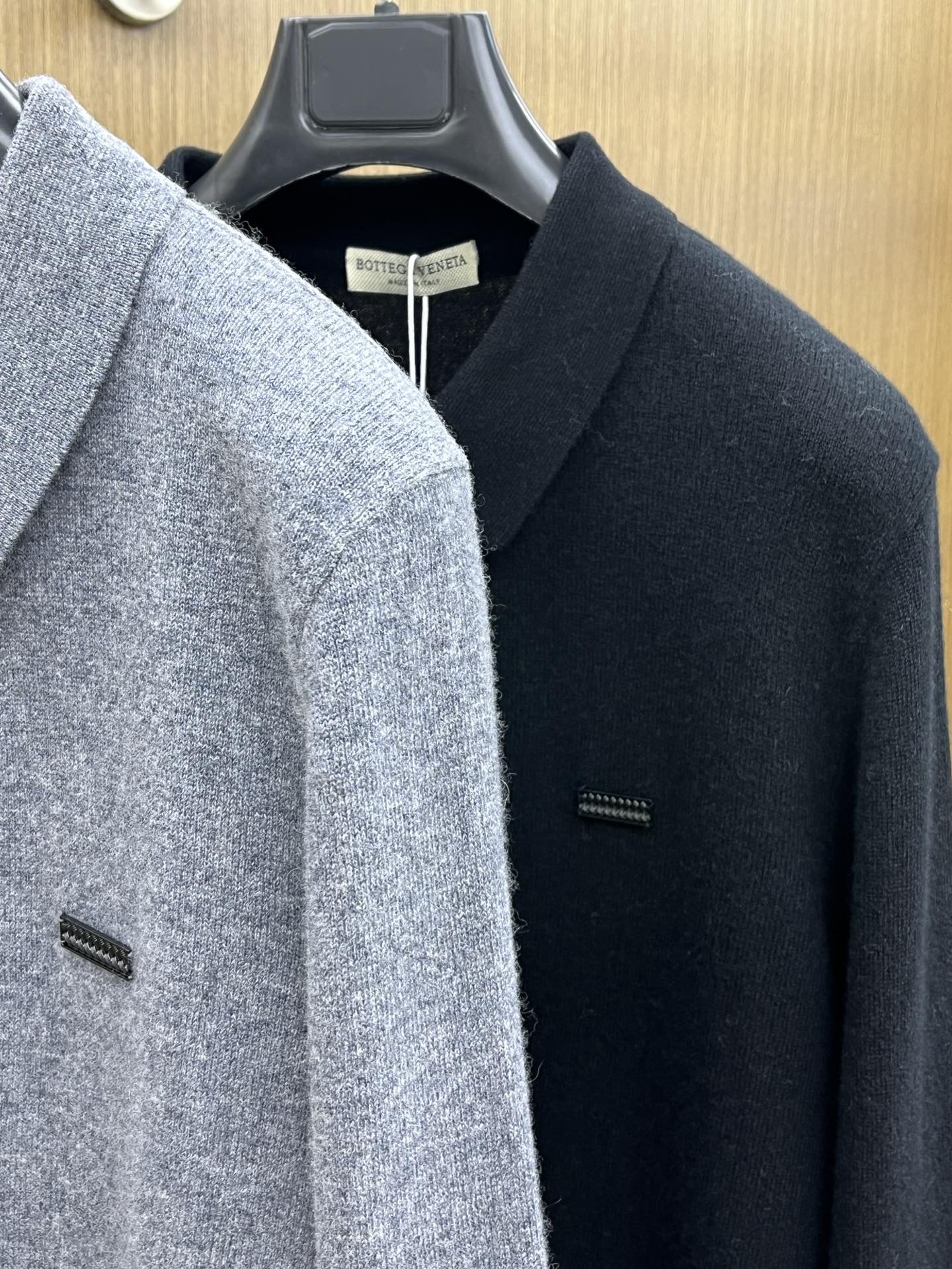 秋冬 BV 采用羊绒羊毛混纺纱线，保暖性佳，蓬松柔软，加倍呵护肌肤，给你轻如无物的穿着感体验。高品质天然