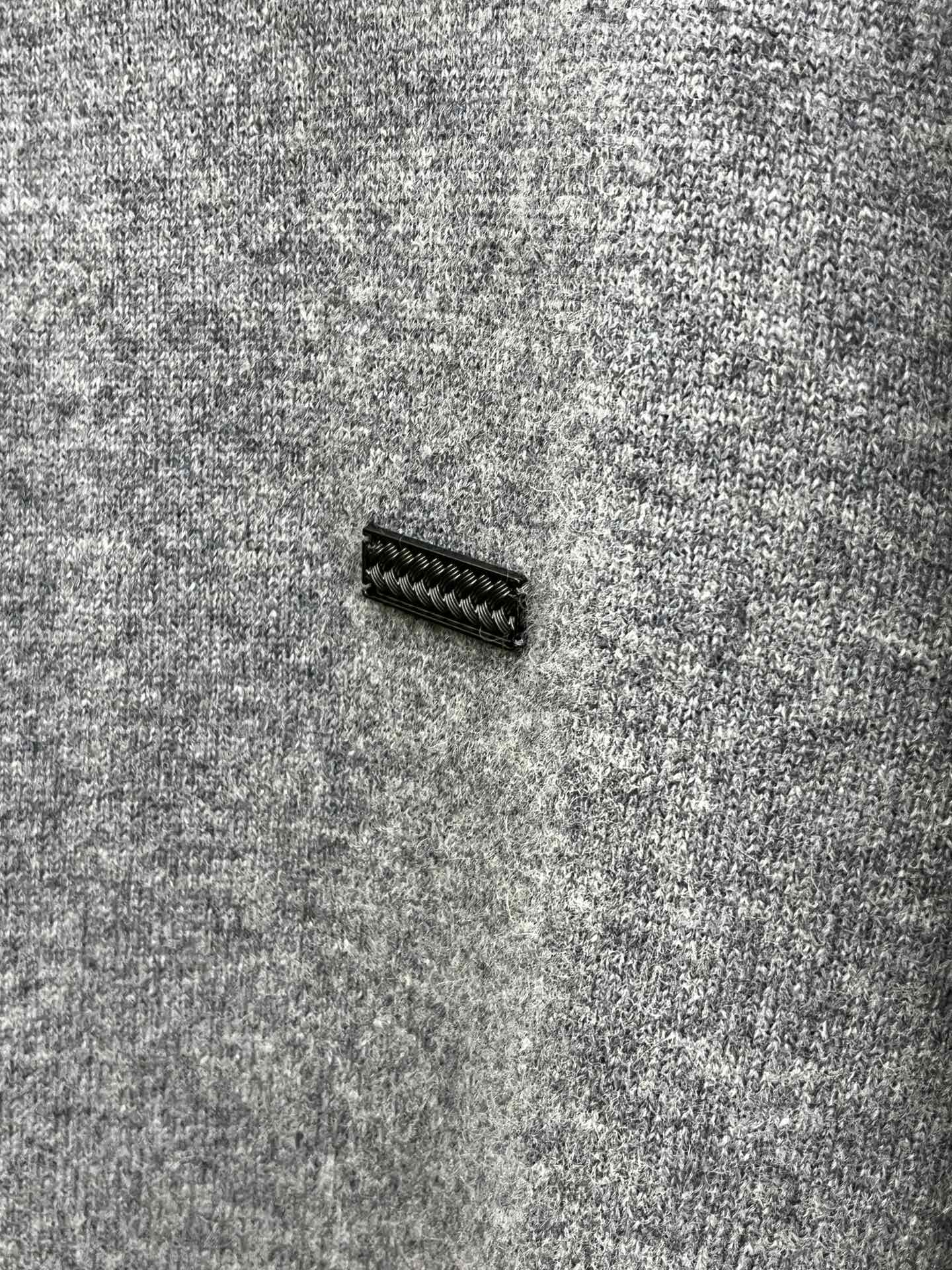 秋冬 BV 采用羊绒羊毛混纺纱线，保暖性佳，蓬松柔软，加倍呵护肌肤，给你轻如无物的穿着感体验。高品质天然