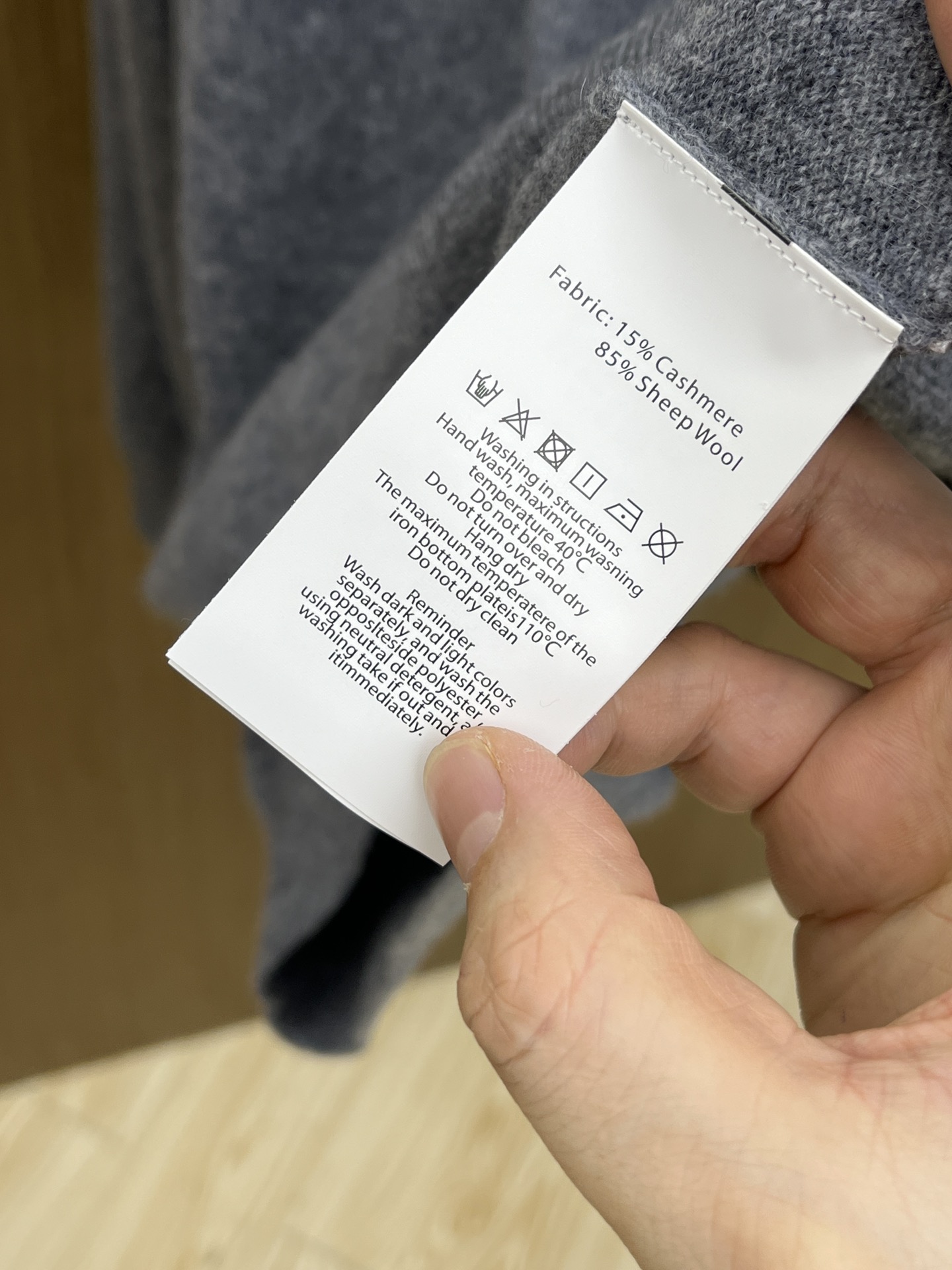 秋冬 BV 采用羊绒羊毛混纺纱线，保暖性佳，蓬松柔软，加倍呵护肌肤，给你轻如无物的穿着感体验。高品质天然