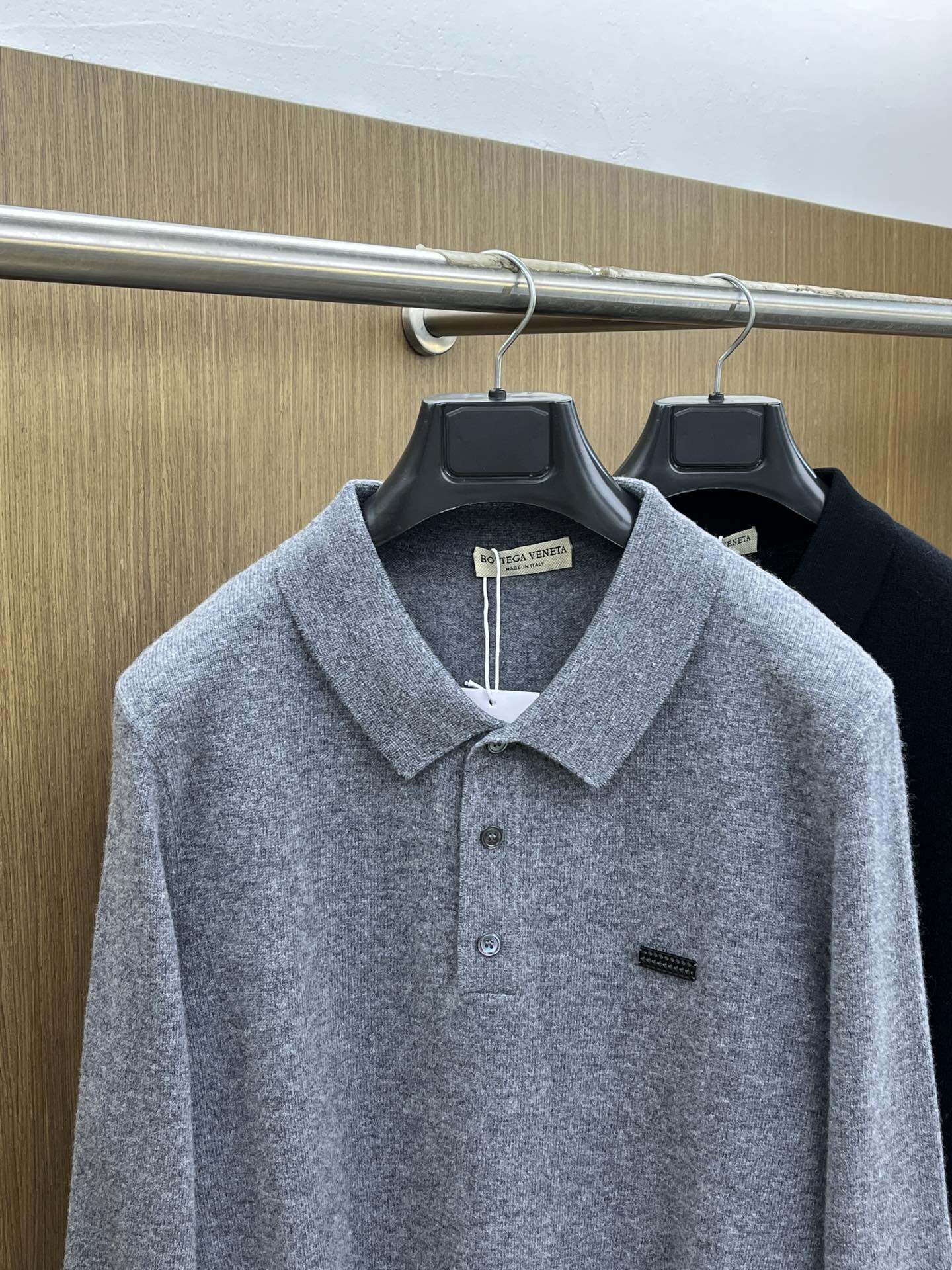 秋冬 BV 采用羊绒羊毛混纺纱线，保暖性佳，蓬松柔软，加倍呵护肌肤，给你轻如无物的穿着感体验。高品质天然