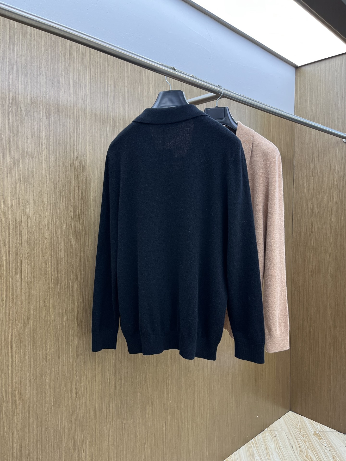 秋冬 lP🆕 采用羊绒羊毛混纺纱线，保暖性佳，蓬松柔软，加倍呵护肌肤，给你轻如无物的穿着感体验。高品质天