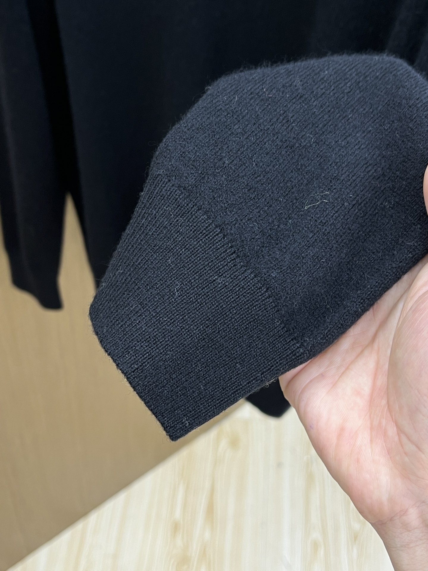 秋冬 lP🆕 采用羊绒羊毛混纺纱线，保暖性佳，蓬松柔软，加倍呵护肌肤，给你轻如无物的穿着感体验。高品质天