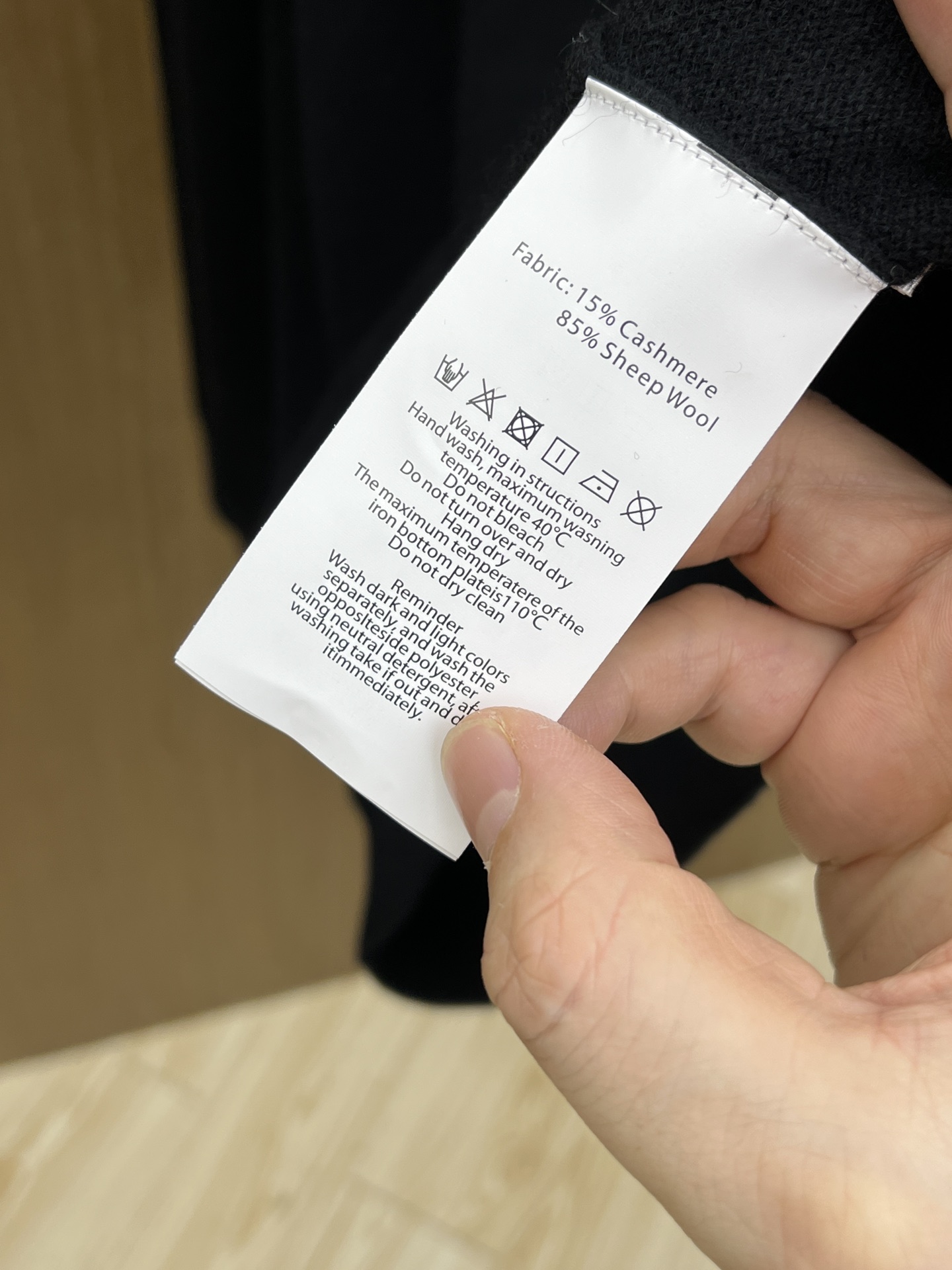 秋冬 lP🆕 采用羊绒羊毛混纺纱线，保暖性佳，蓬松柔软，加倍呵护肌肤，给你轻如无物的穿着感体验。高品质天