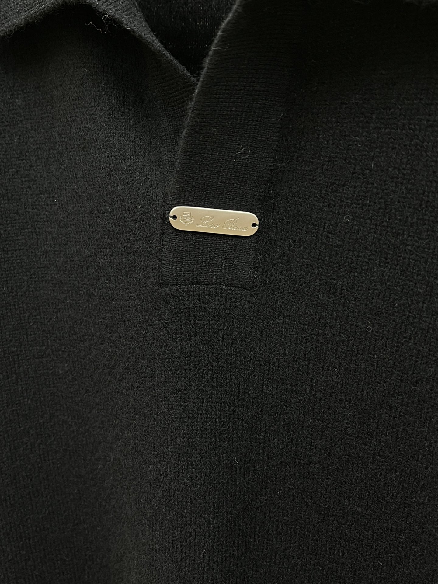 秋冬 lP🆕 采用羊绒羊毛混纺纱线，保暖性佳，蓬松柔软，加倍呵护肌肤，给你轻如无物的穿着感体验。高品质天