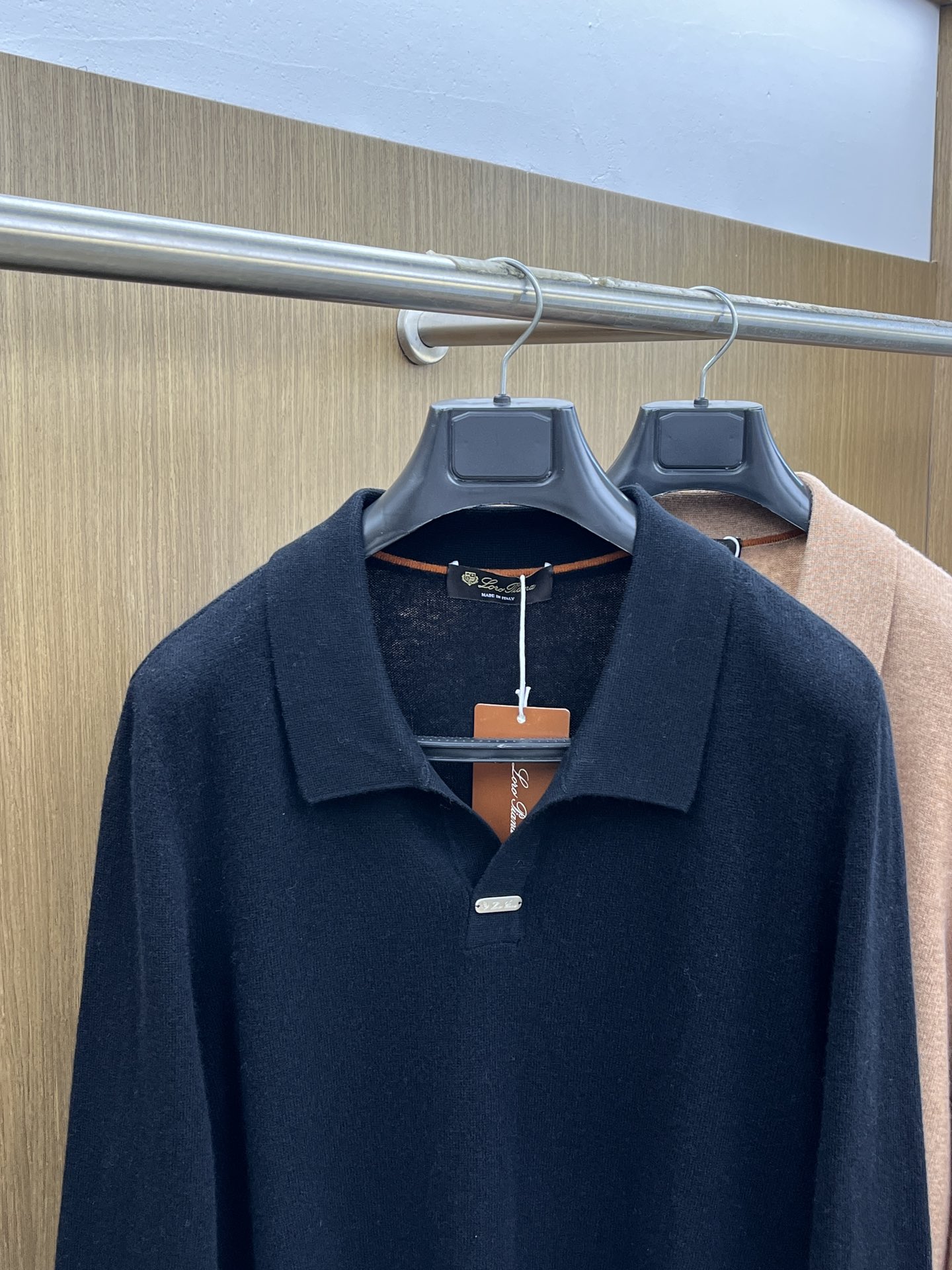 秋冬 lP🆕 采用羊绒羊毛混纺纱线，保暖性佳，蓬松柔软，加倍呵护肌肤，给你轻如无物的穿着感体验。高品质天