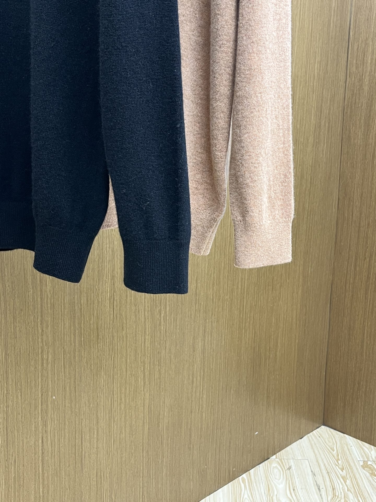 秋冬 lP🆕 采用羊绒羊毛混纺纱线，保暖性佳，蓬松柔软，加倍呵护肌肤，给你轻如无物的穿着感体验。高品质天