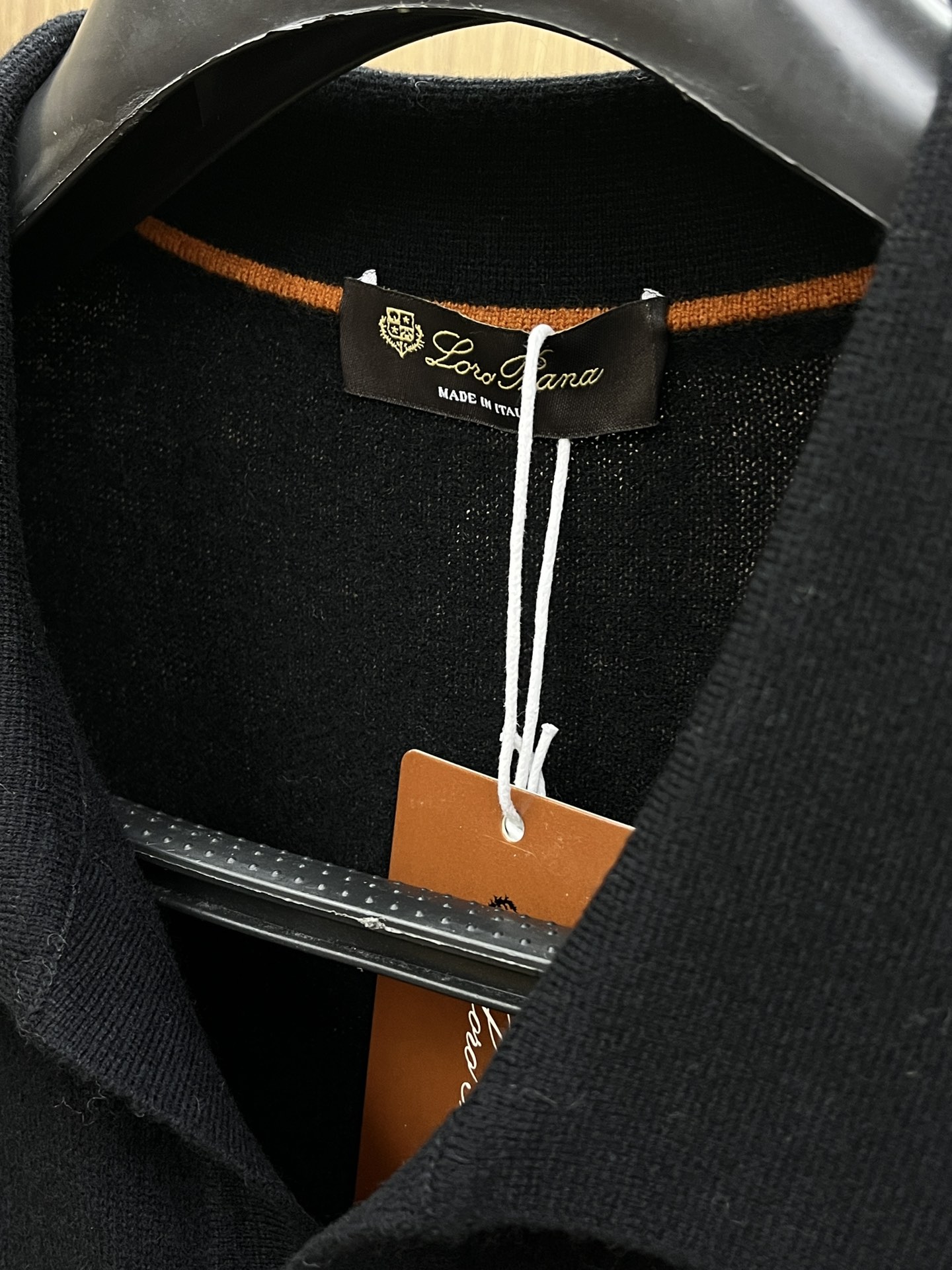 秋冬 lP🆕 采用羊绒羊毛混纺纱线，保暖性佳，蓬松柔软，加倍呵护肌肤，给你轻如无物的穿着感体验。高品质天